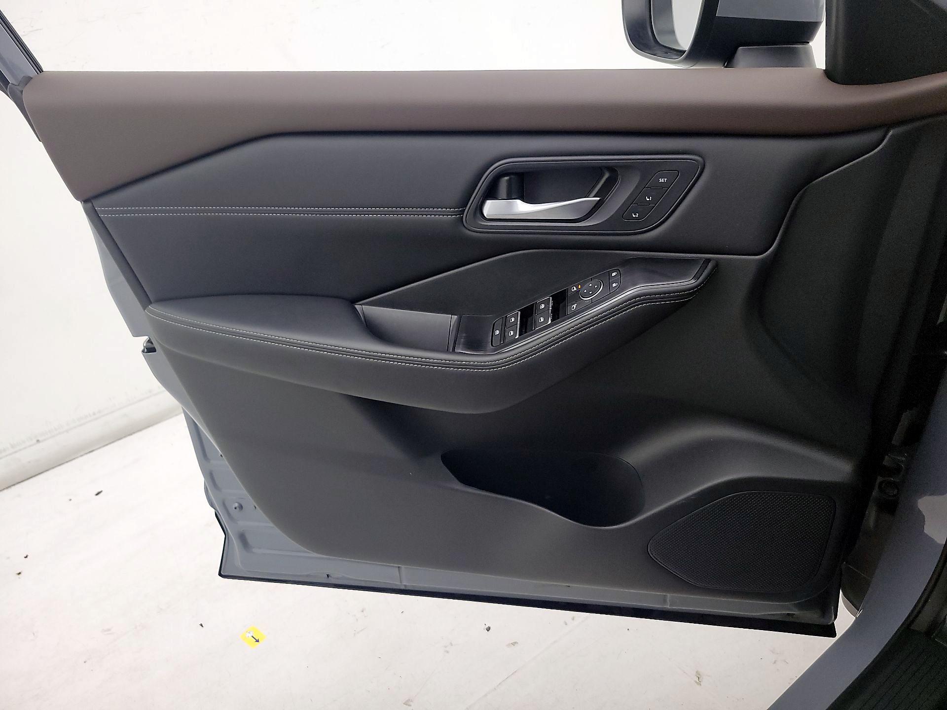 Thumbnail: 2023 Nissan Rogue - 10