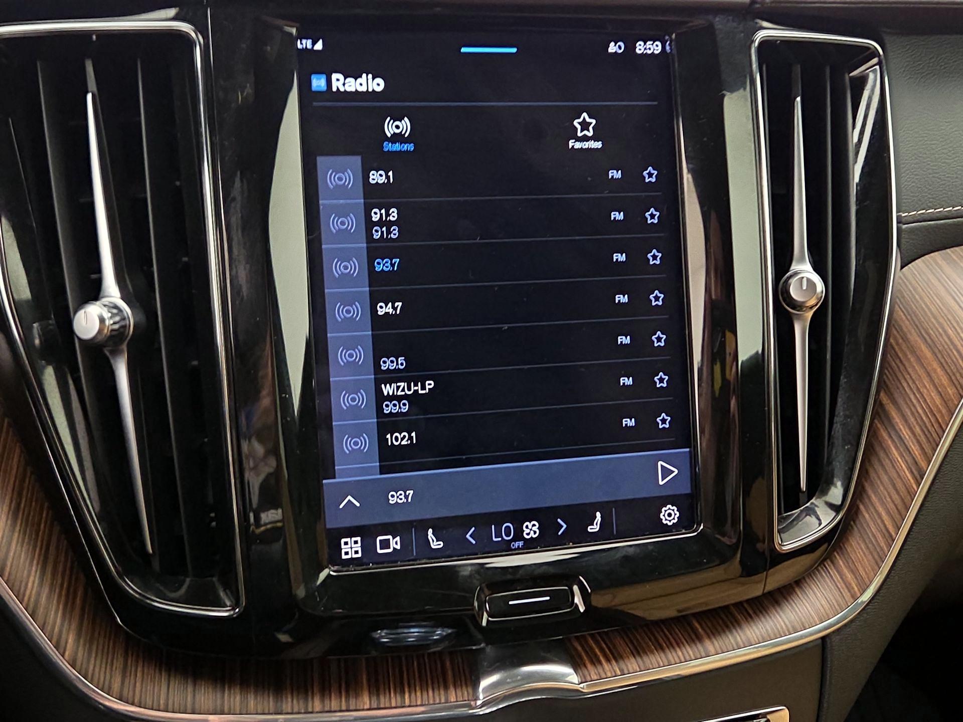 Thumbnail: 2022 Volvo XC60 - 15