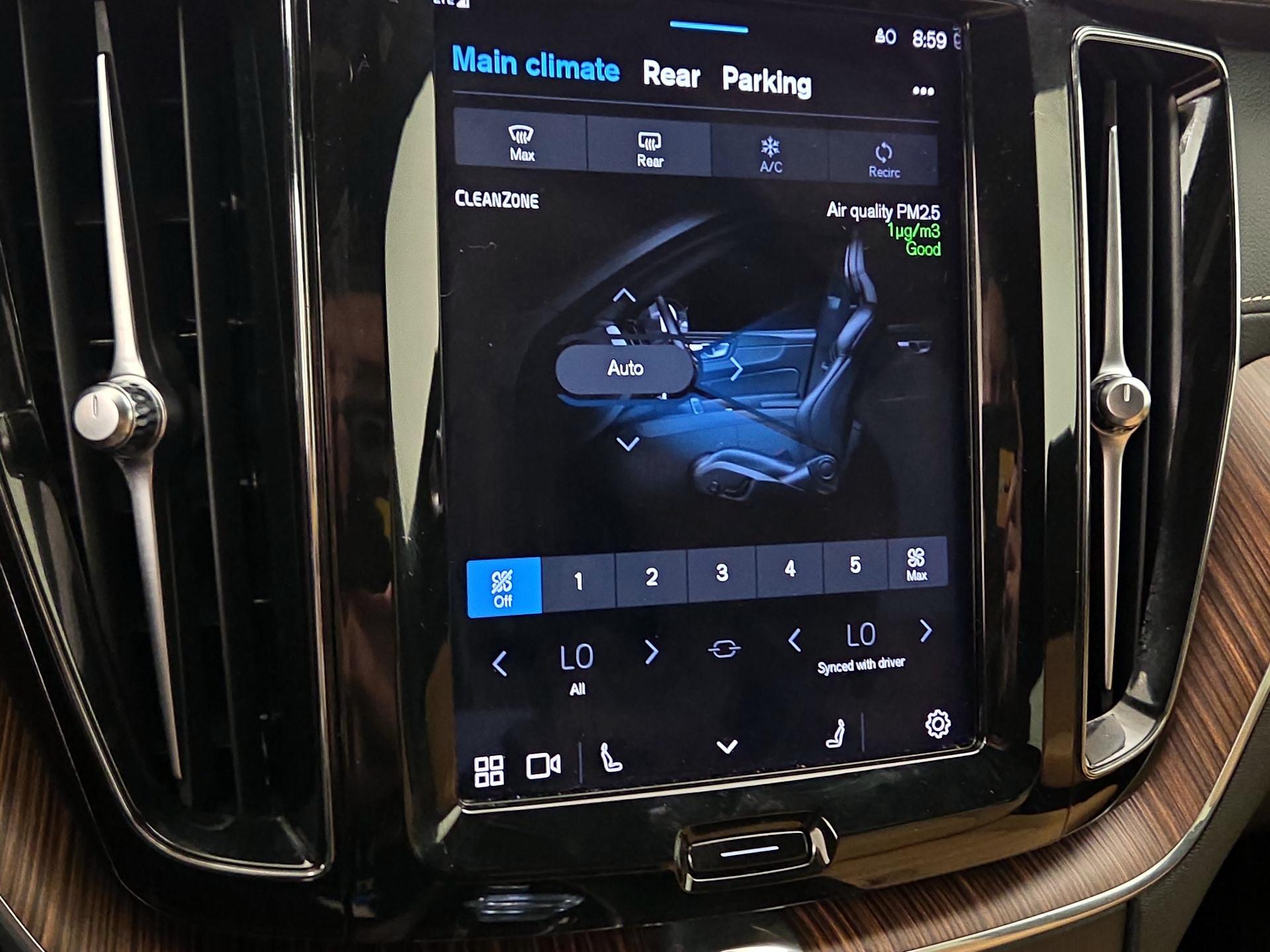 Thumbnail: 2022 Volvo XC60 - 16