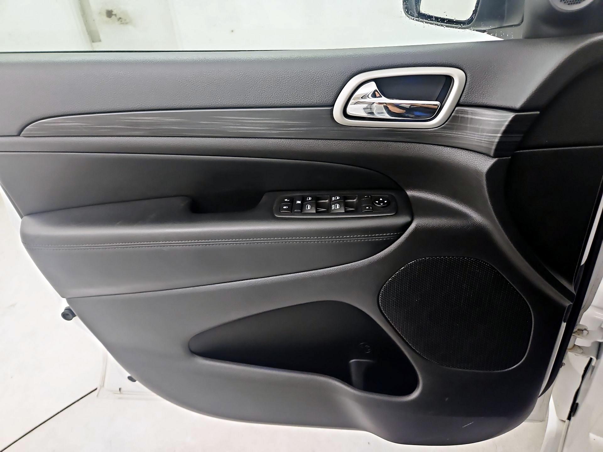 Thumbnail: 2020 Jeep Grand Cherokee - 12