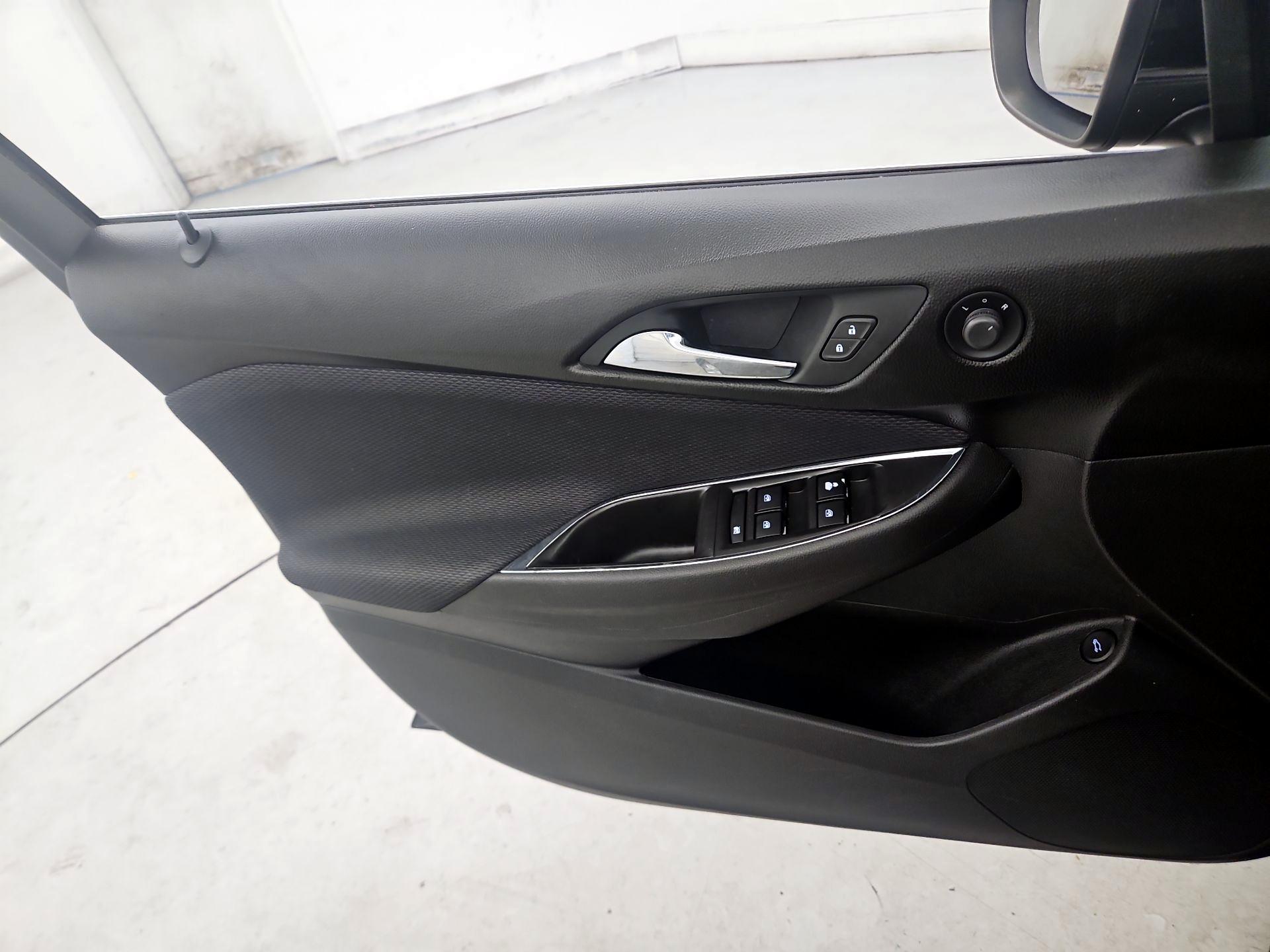 Thumbnail: 2017 Chevrolet Cruze - 12