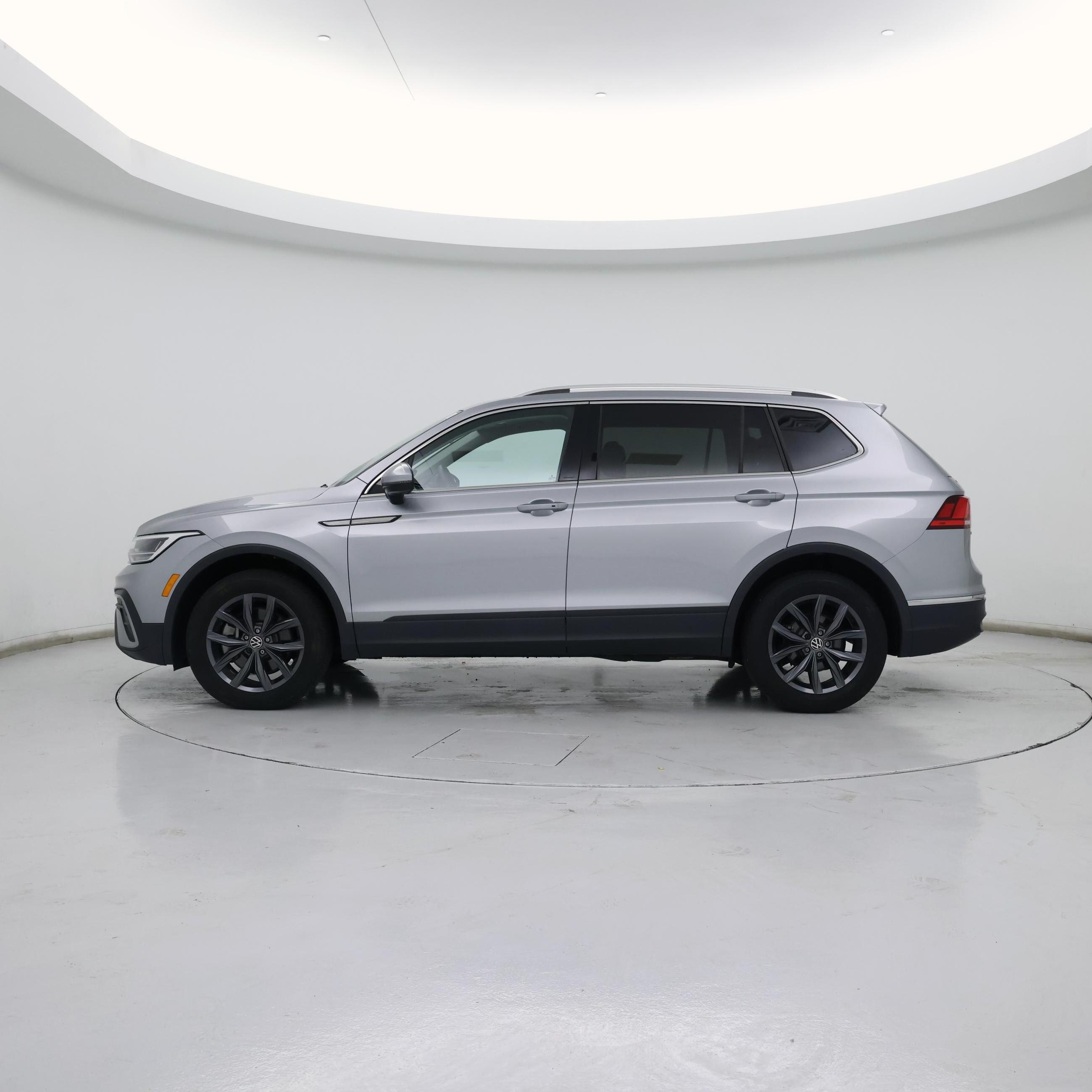 Thumbnail: 2023 Volkswagen Tiguan - 3