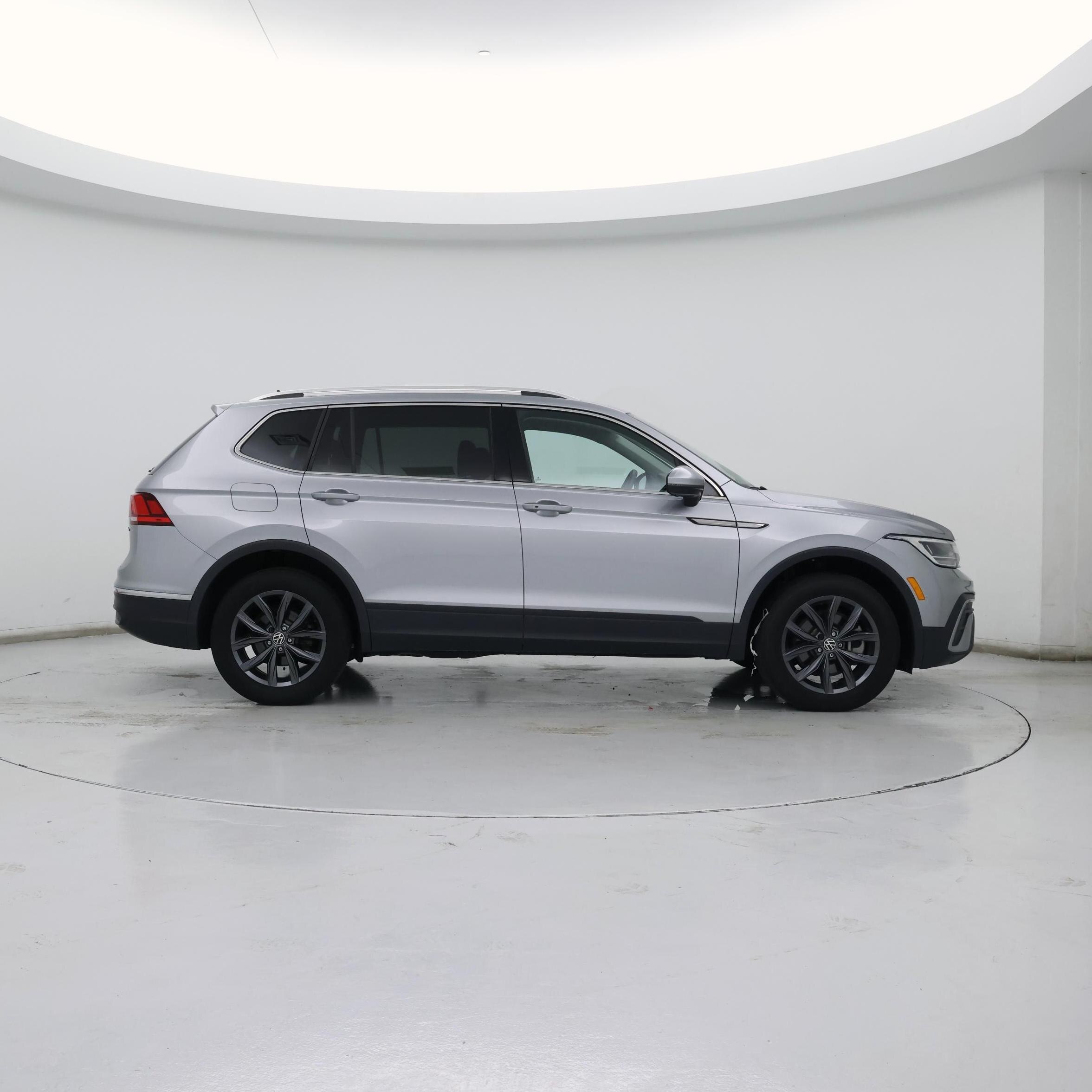 Thumbnail: 2023 Volkswagen Tiguan - 7