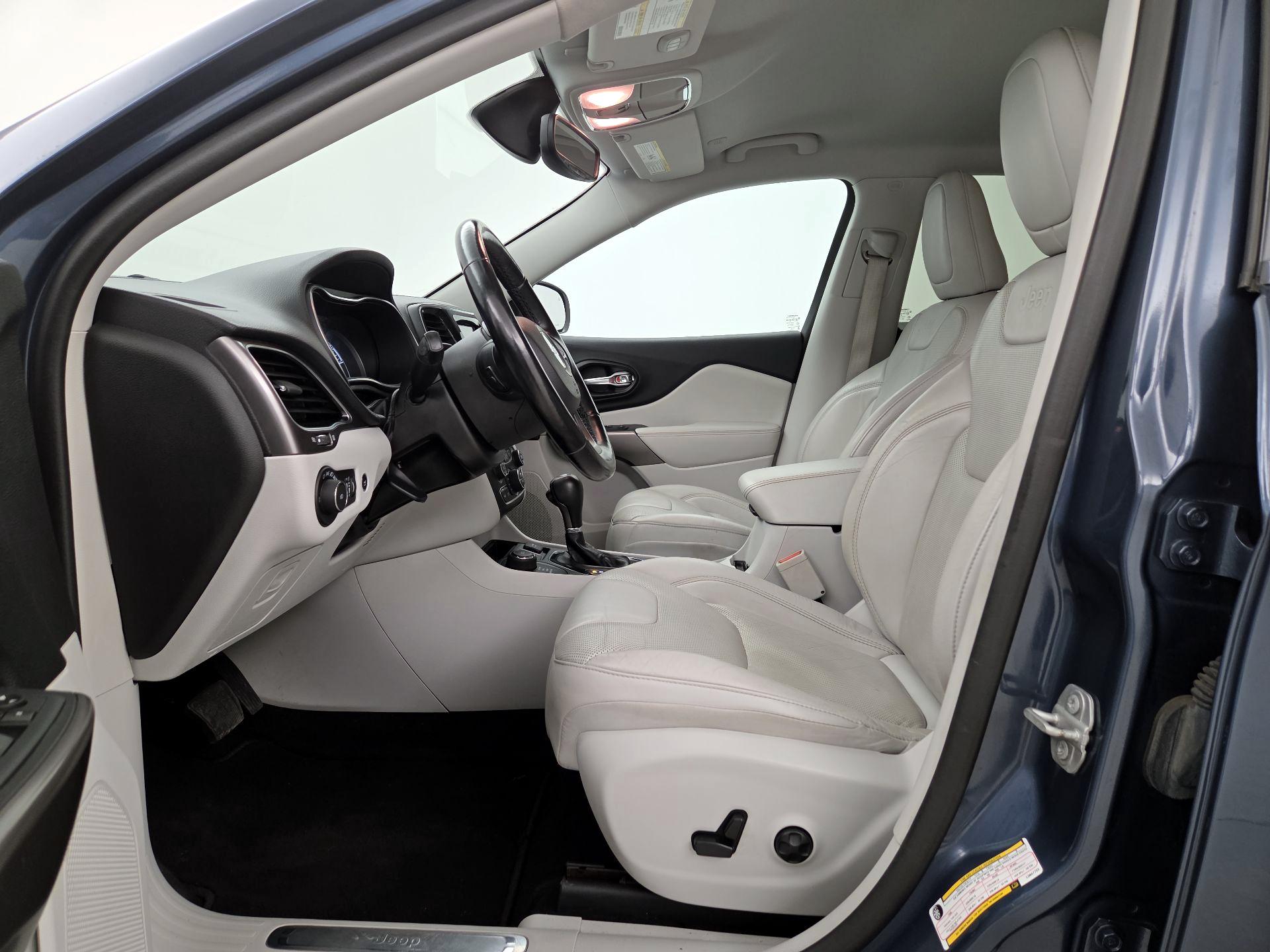 Thumbnail: 2020 Jeep Cherokee - 11