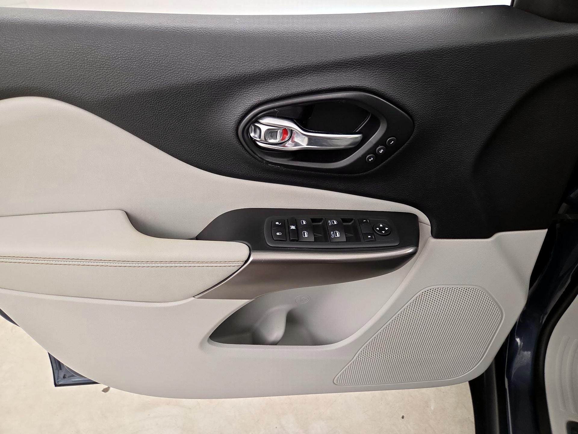 Thumbnail: 2020 Jeep Cherokee - 12