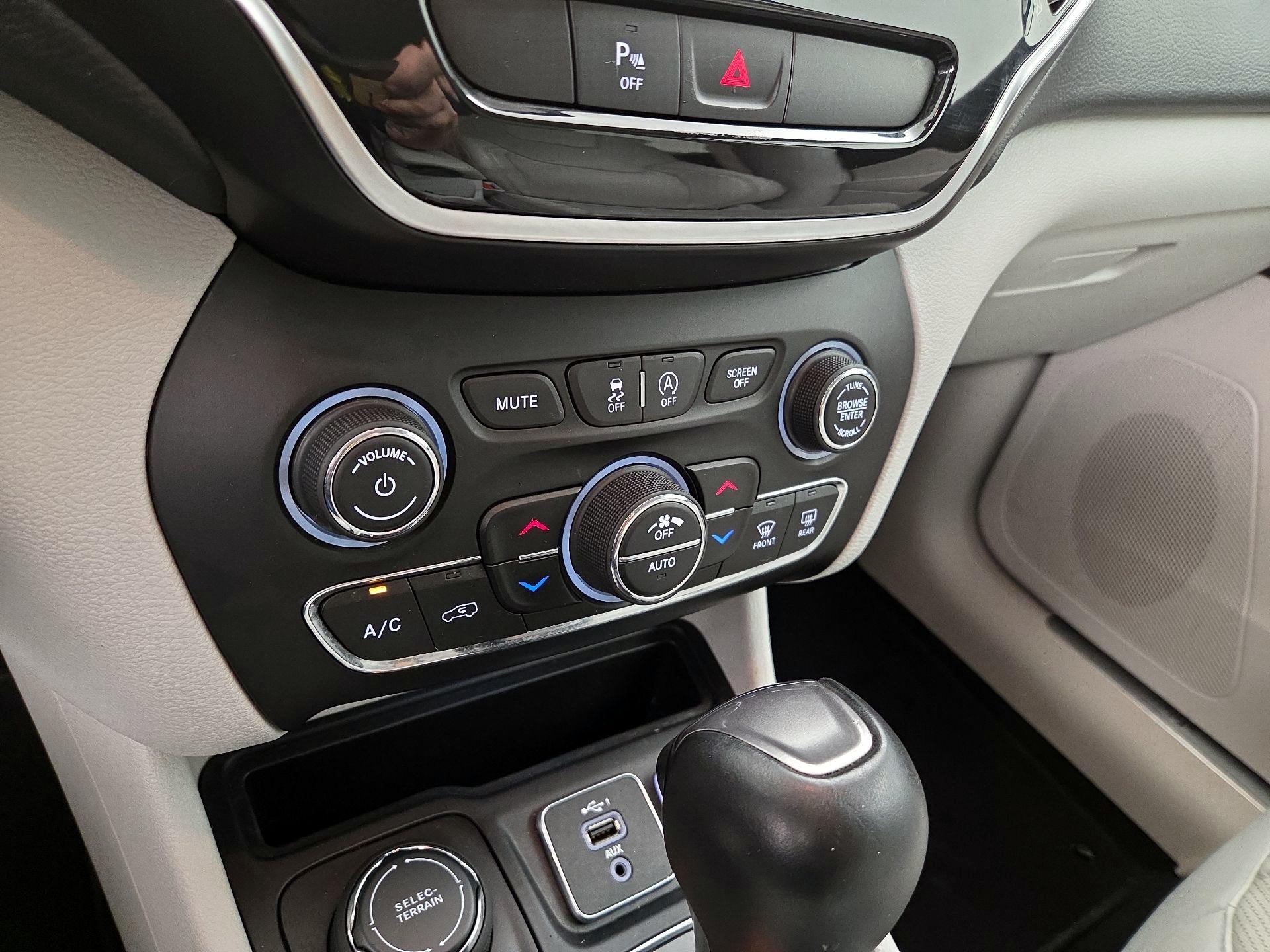 Thumbnail: 2020 Jeep Cherokee - 16