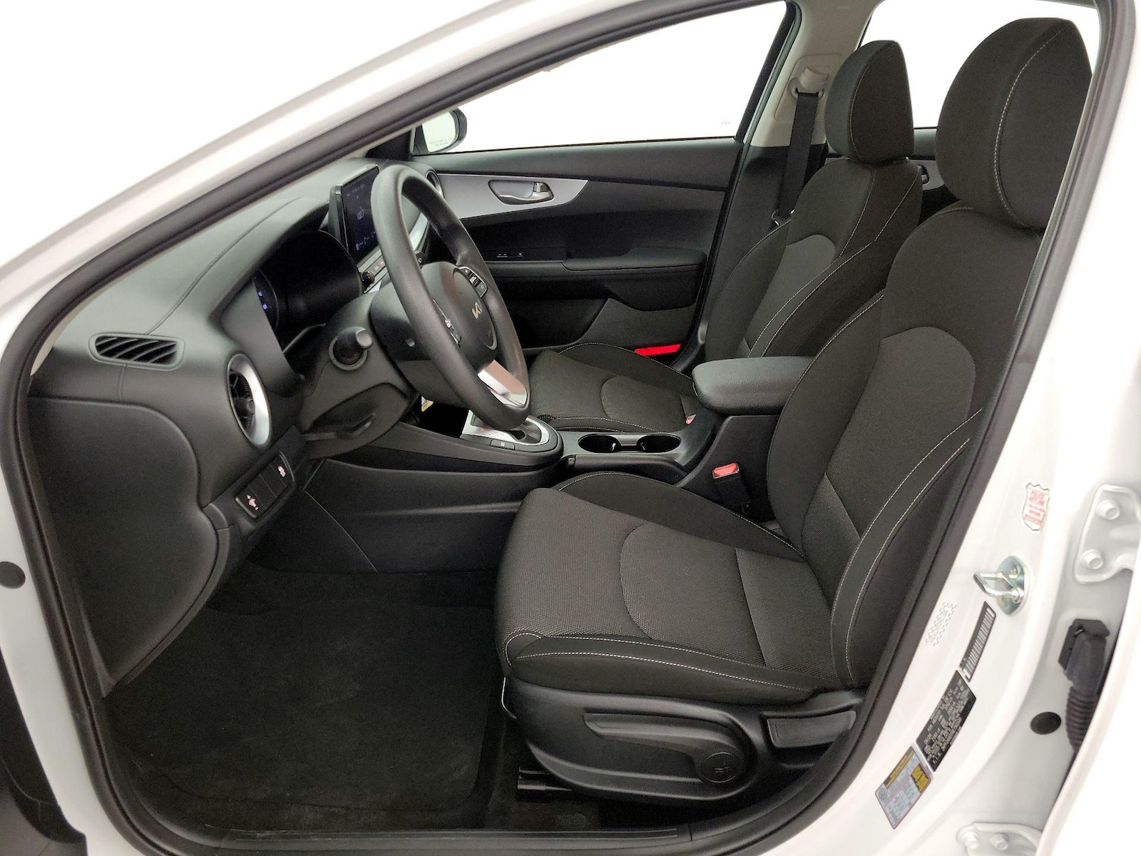 2024 Kia Forte LXS - Photo 12