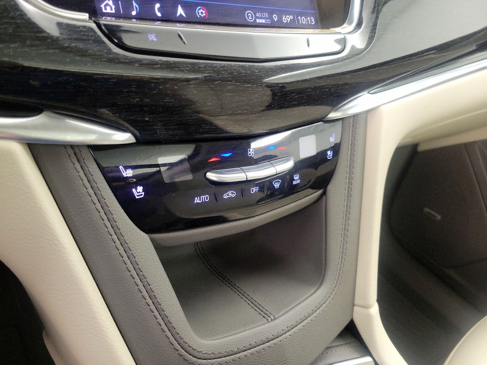 Thumbnail: 2022 Cadillac XT6 - 17