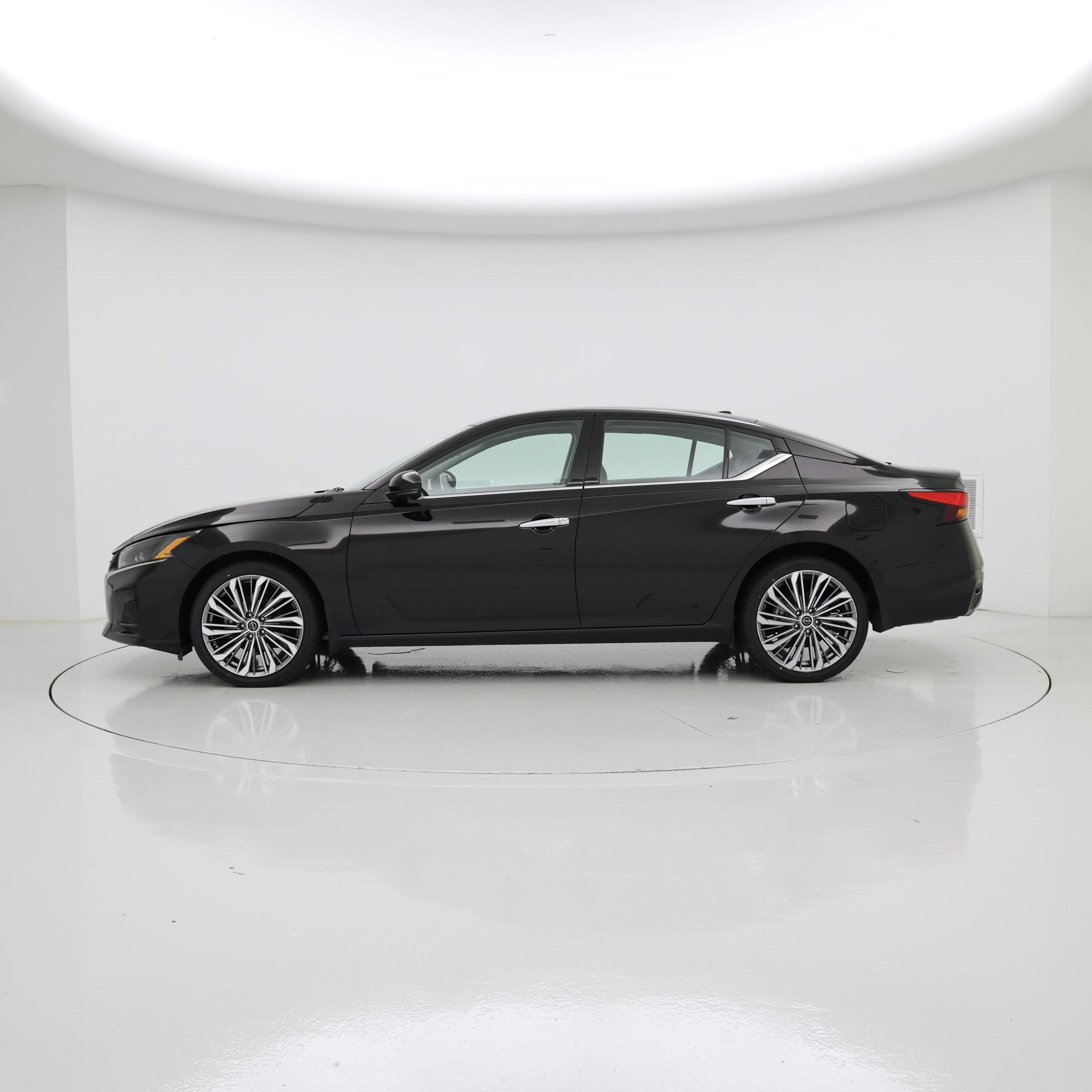 Thumbnail: 2023 Nissan Altima - 3