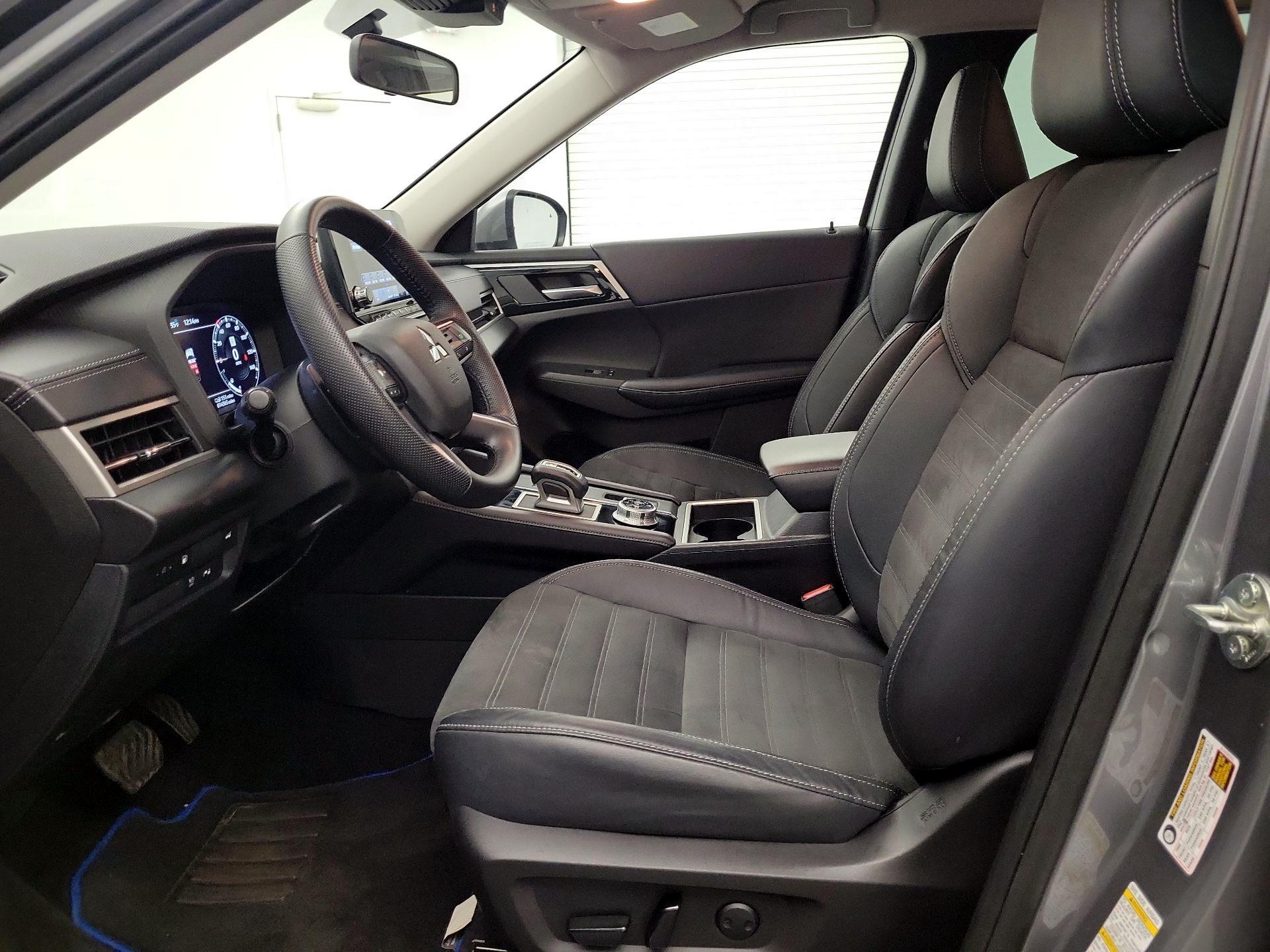 Thumbnail: 2023 Mitsubishi Outlander - 11