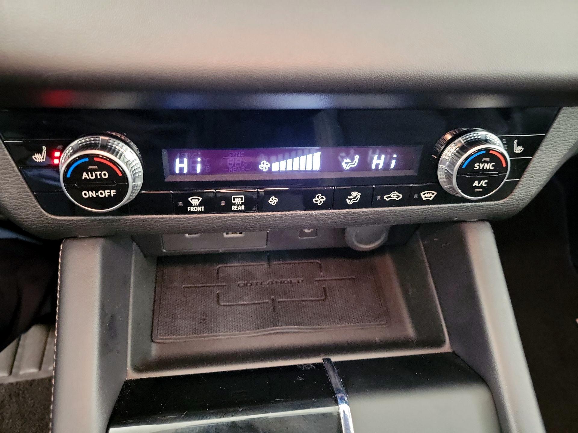 Thumbnail: 2023 Mitsubishi Outlander - 16