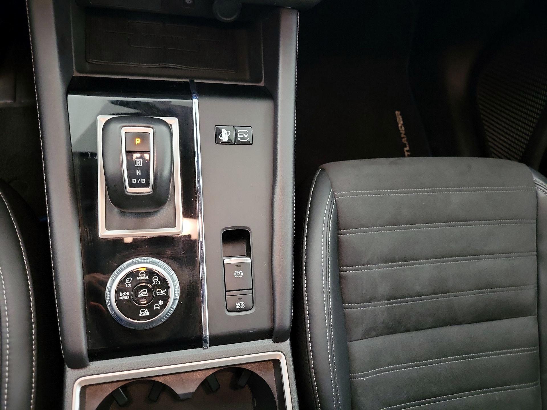 Thumbnail: 2023 Mitsubishi Outlander - 17