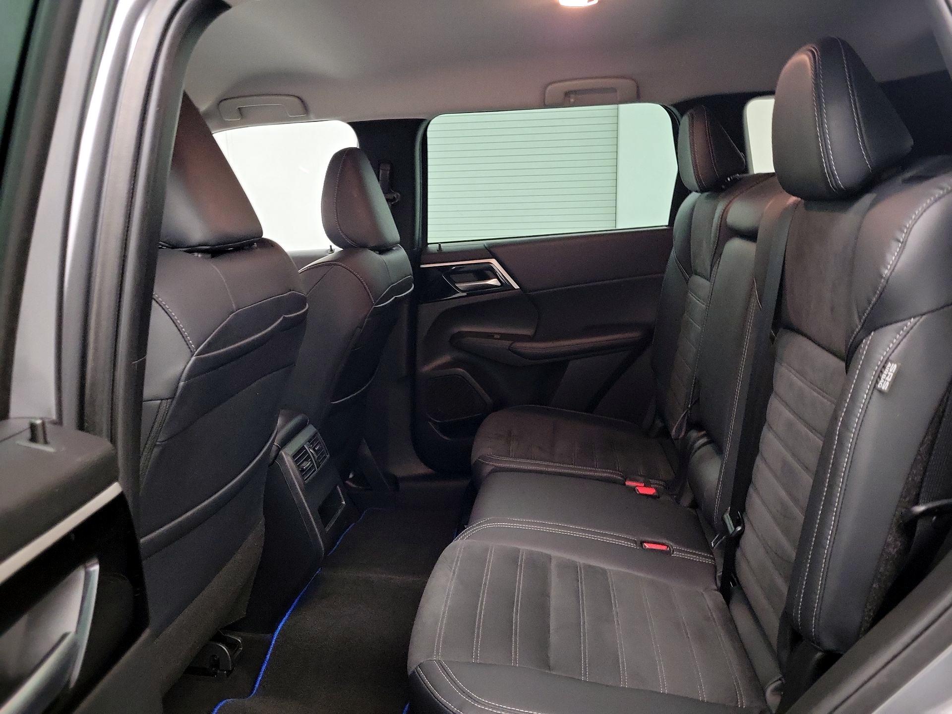 Thumbnail: 2023 Mitsubishi Outlander - 19