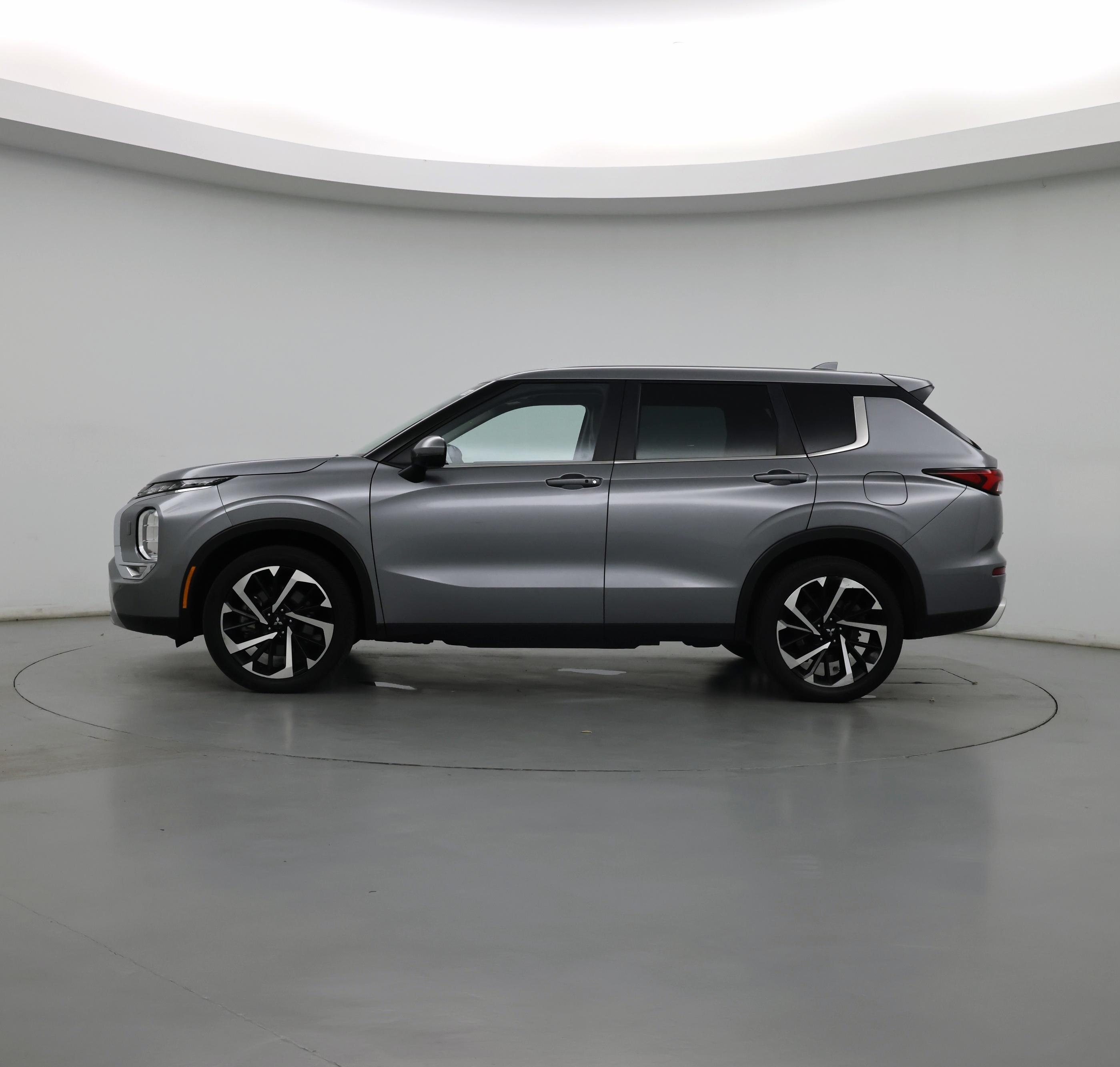 Thumbnail: 2023 Mitsubishi Outlander - 3