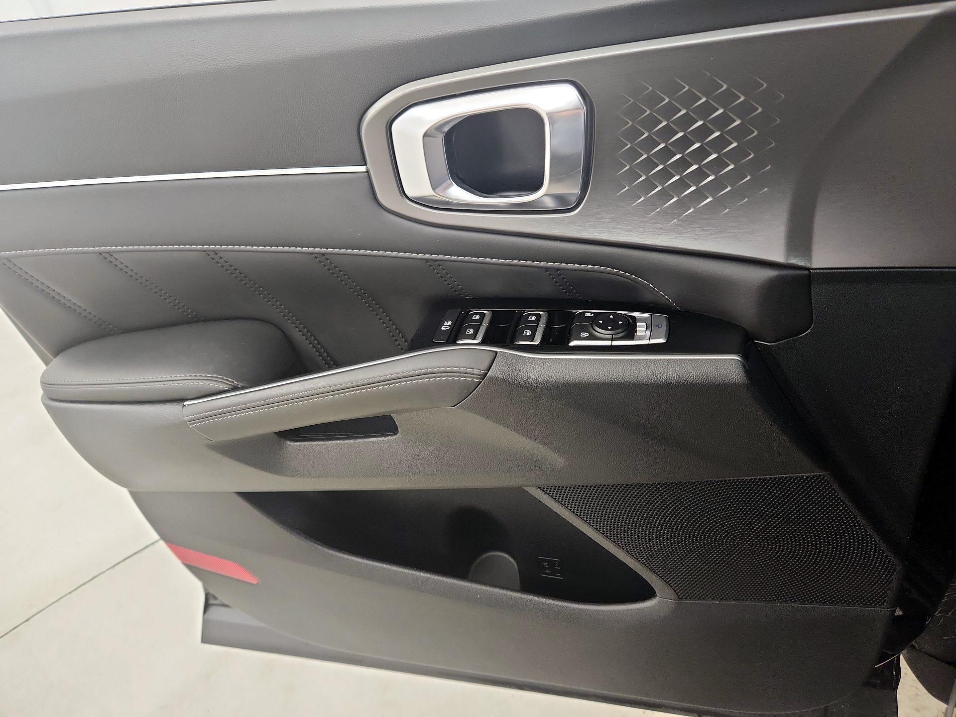 Thumbnail: 2023 Kia Sorento - 10