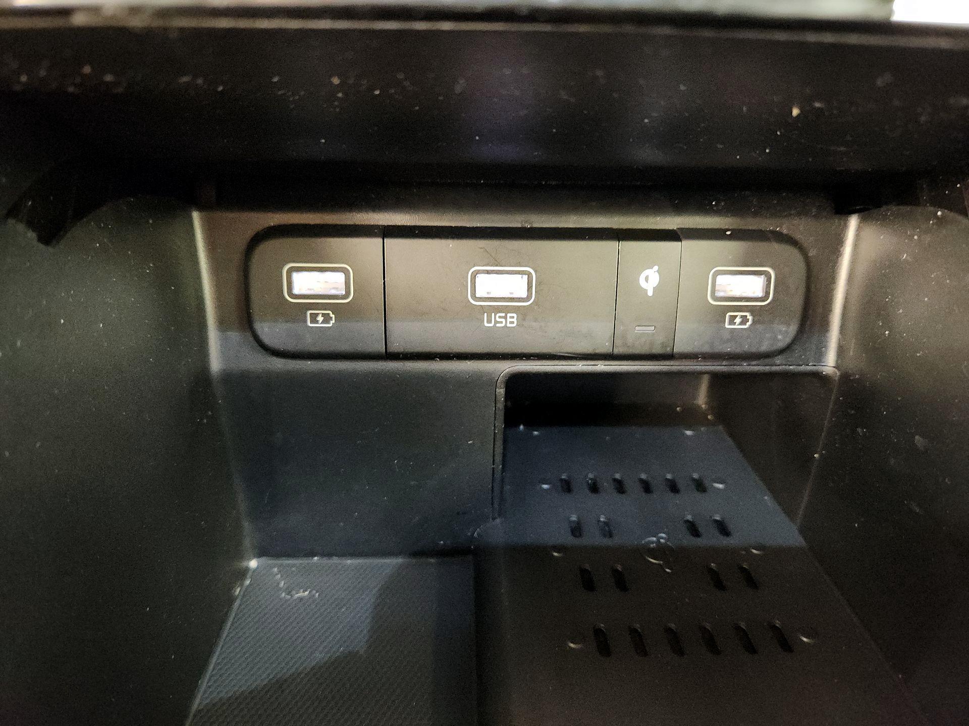 Thumbnail: 2023 Kia Sorento - 19