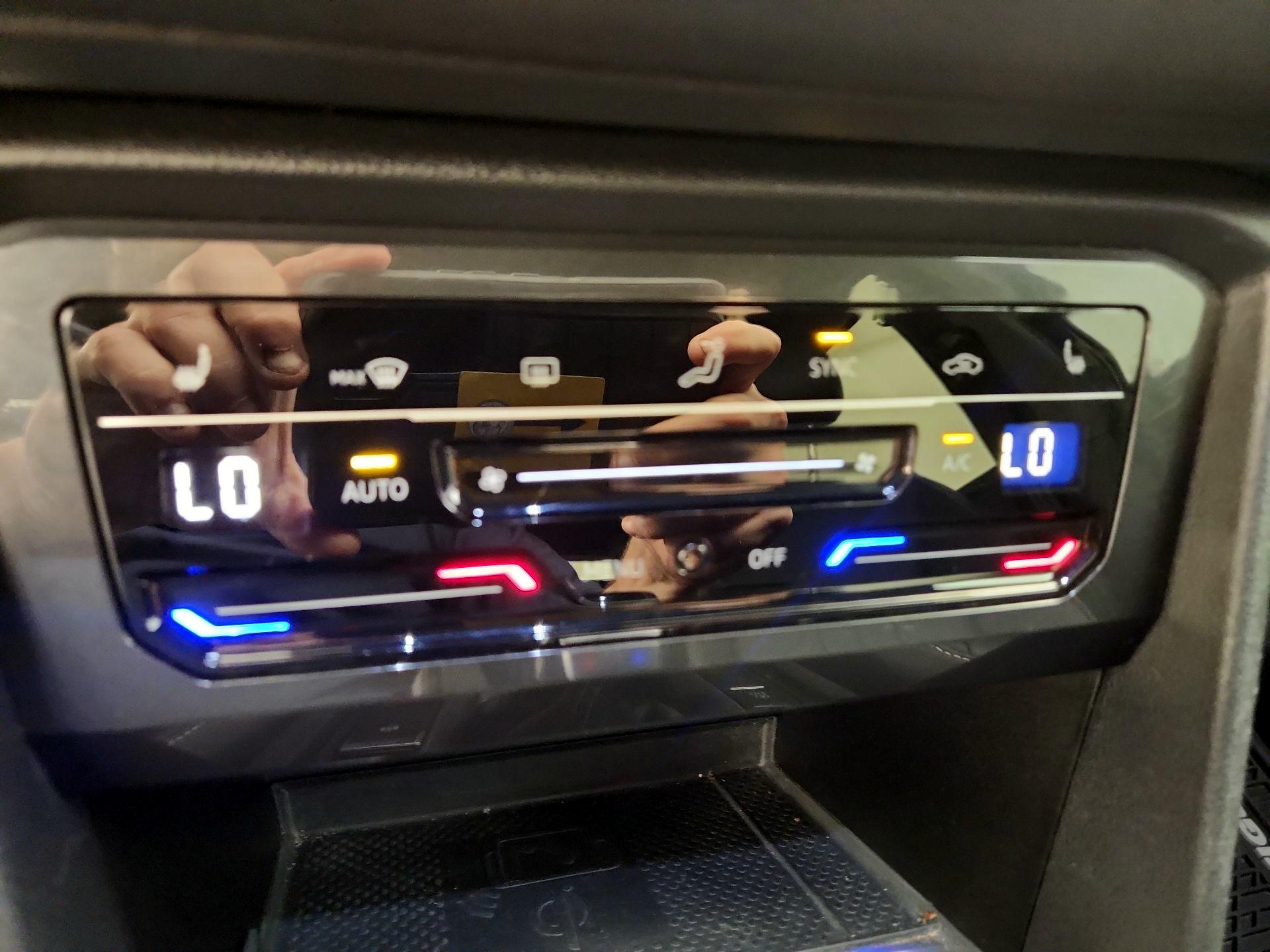 Thumbnail: 2023 Volkswagen Tiguan - 16