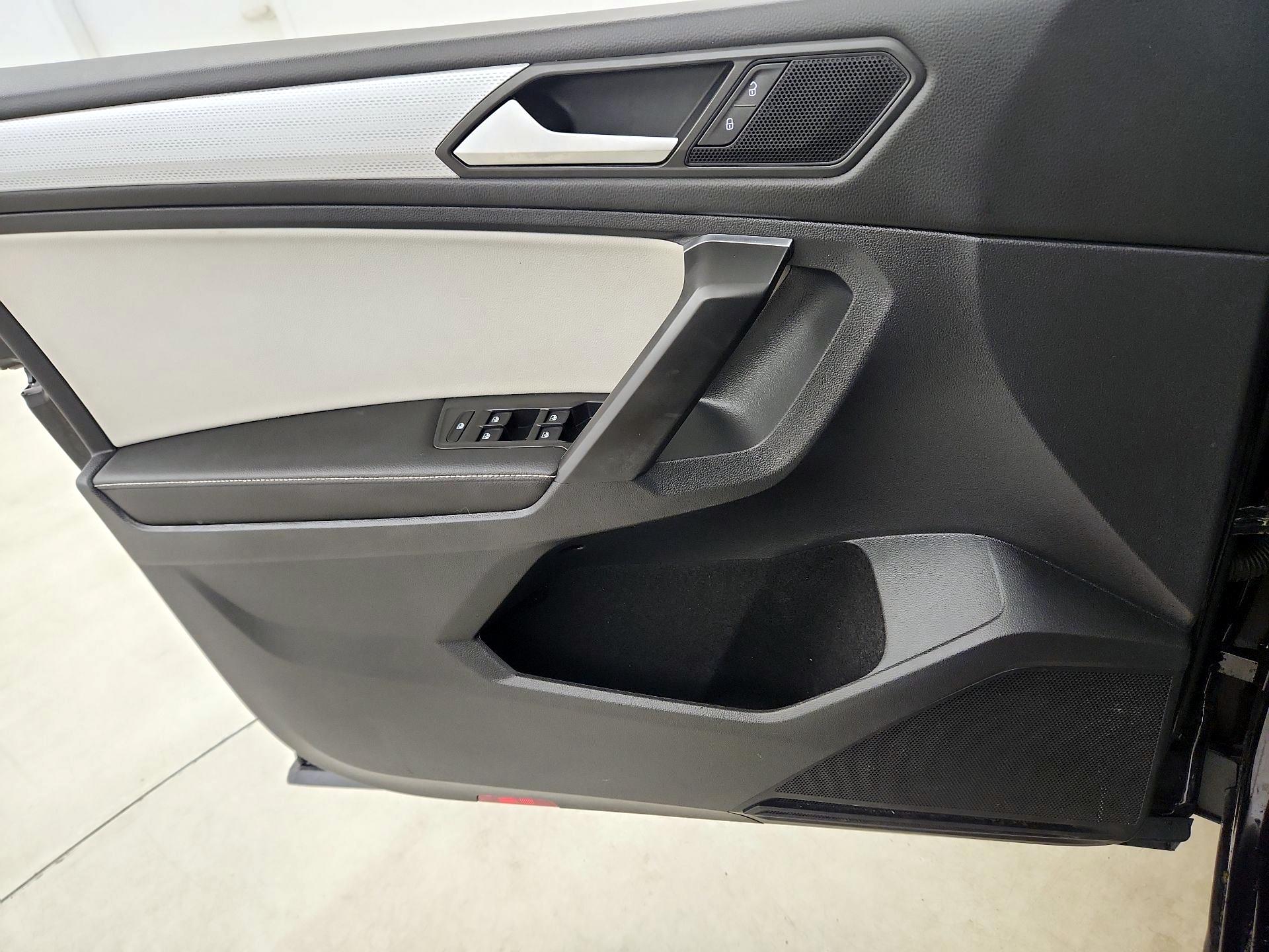 Thumbnail: 2023 Volkswagen Tiguan - 10