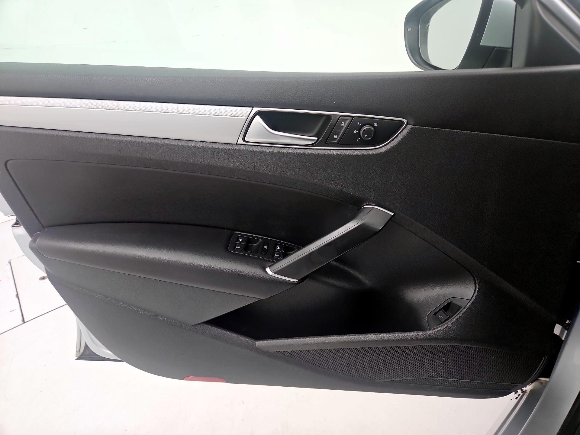 Thumbnail: 2019 Volkswagen Passat - 12