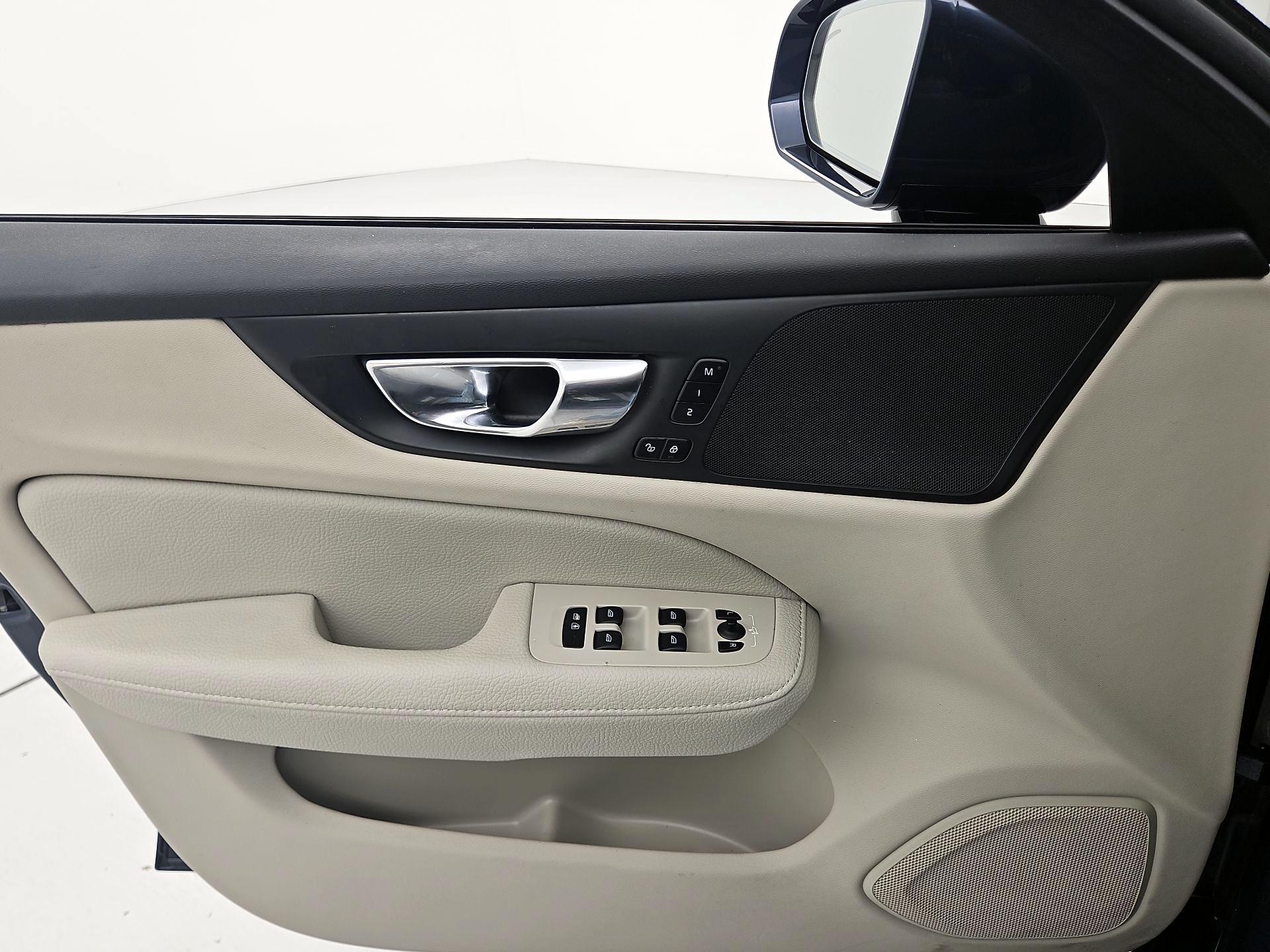 Thumbnail: 2020 Volvo V60 - 12