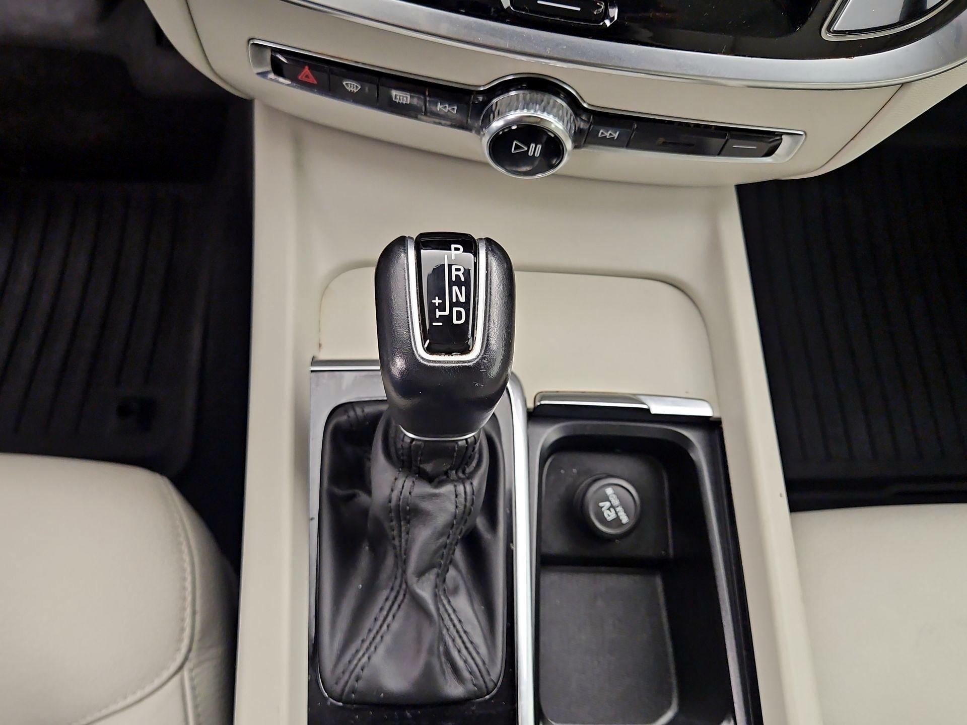 Thumbnail: 2020 Volvo V60 - 18