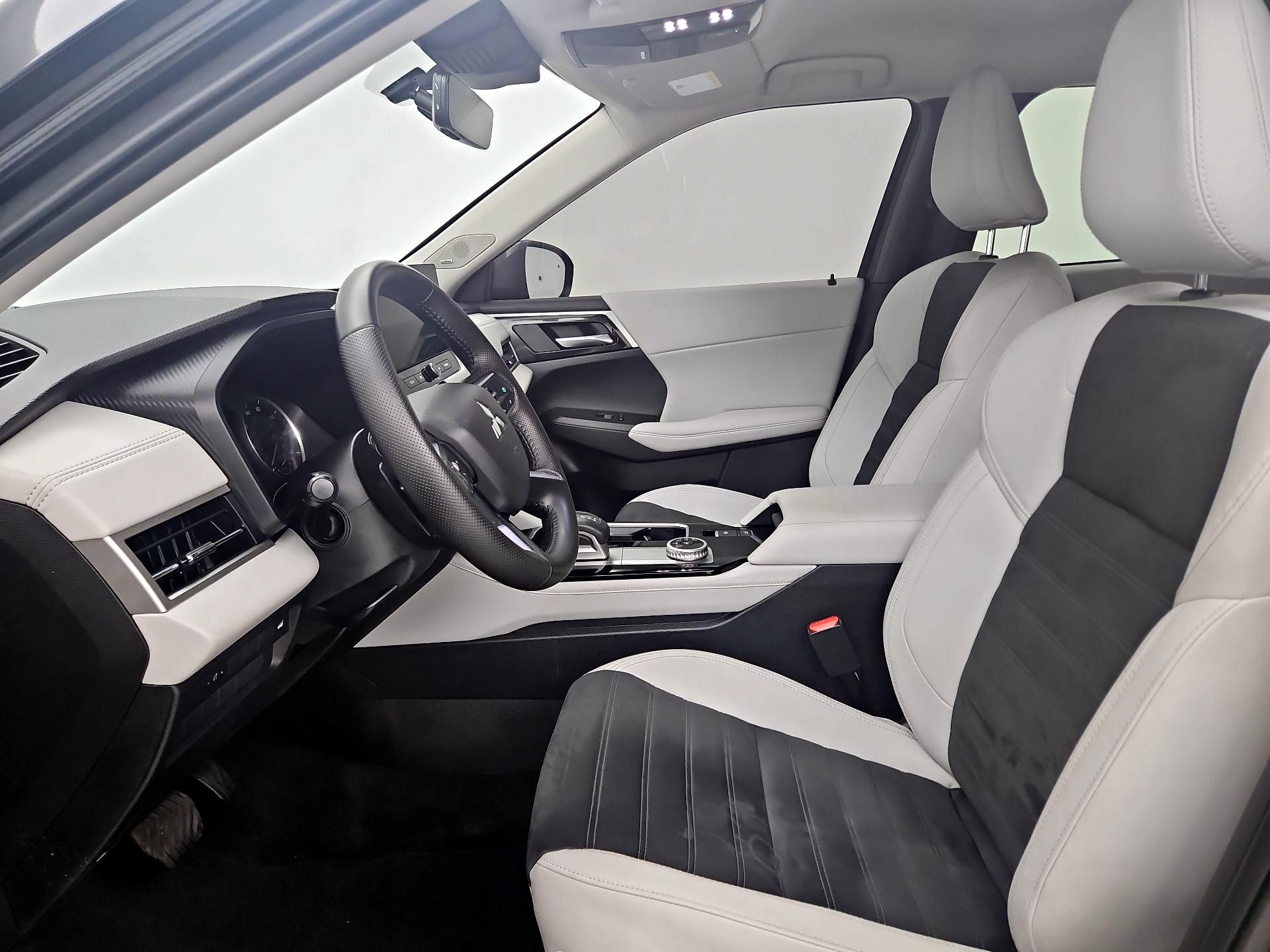 Thumbnail: 2025 Mitsubishi Outlander - 11