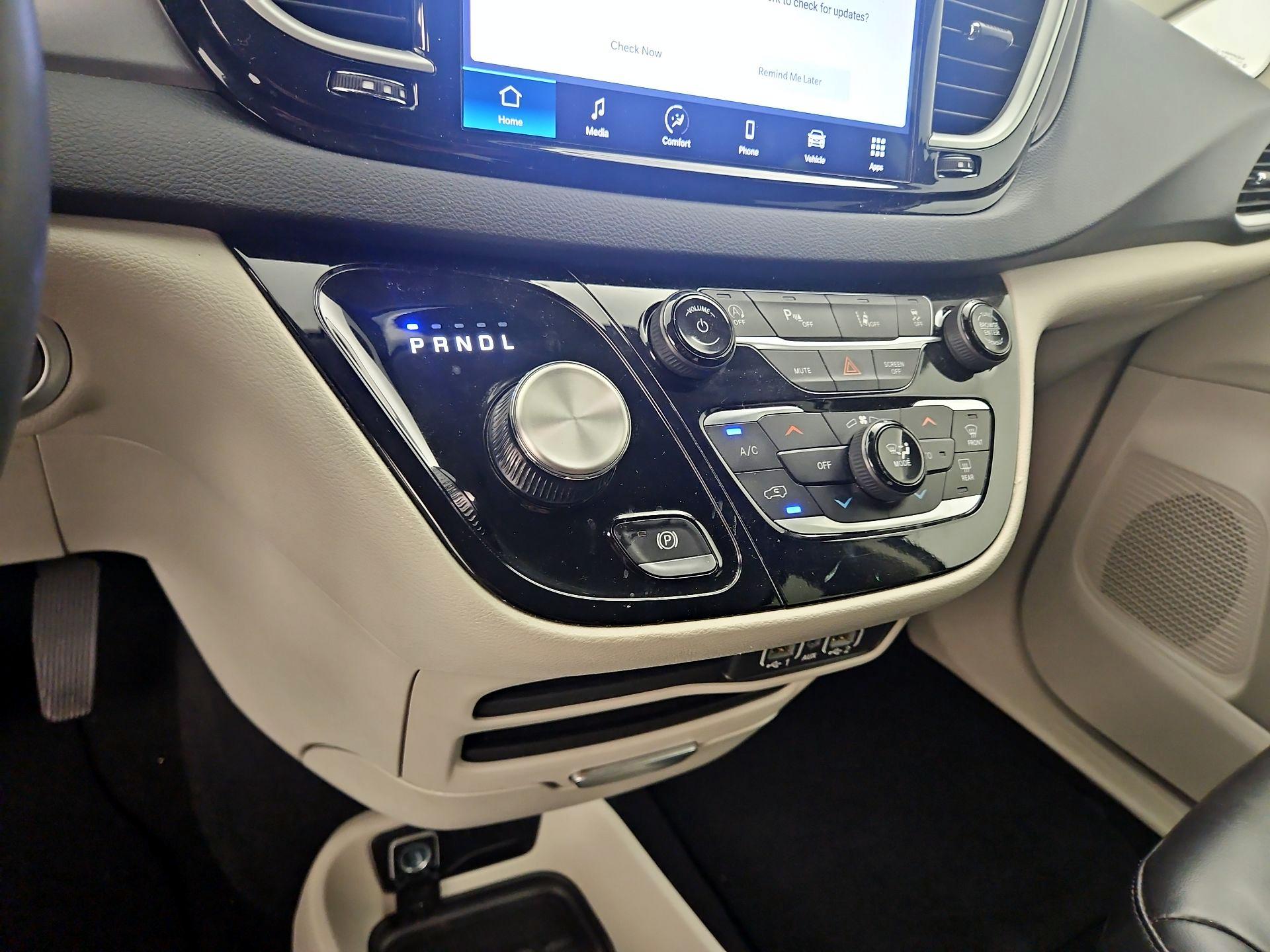 Thumbnail: 2023 Chrysler Pacifica - 17