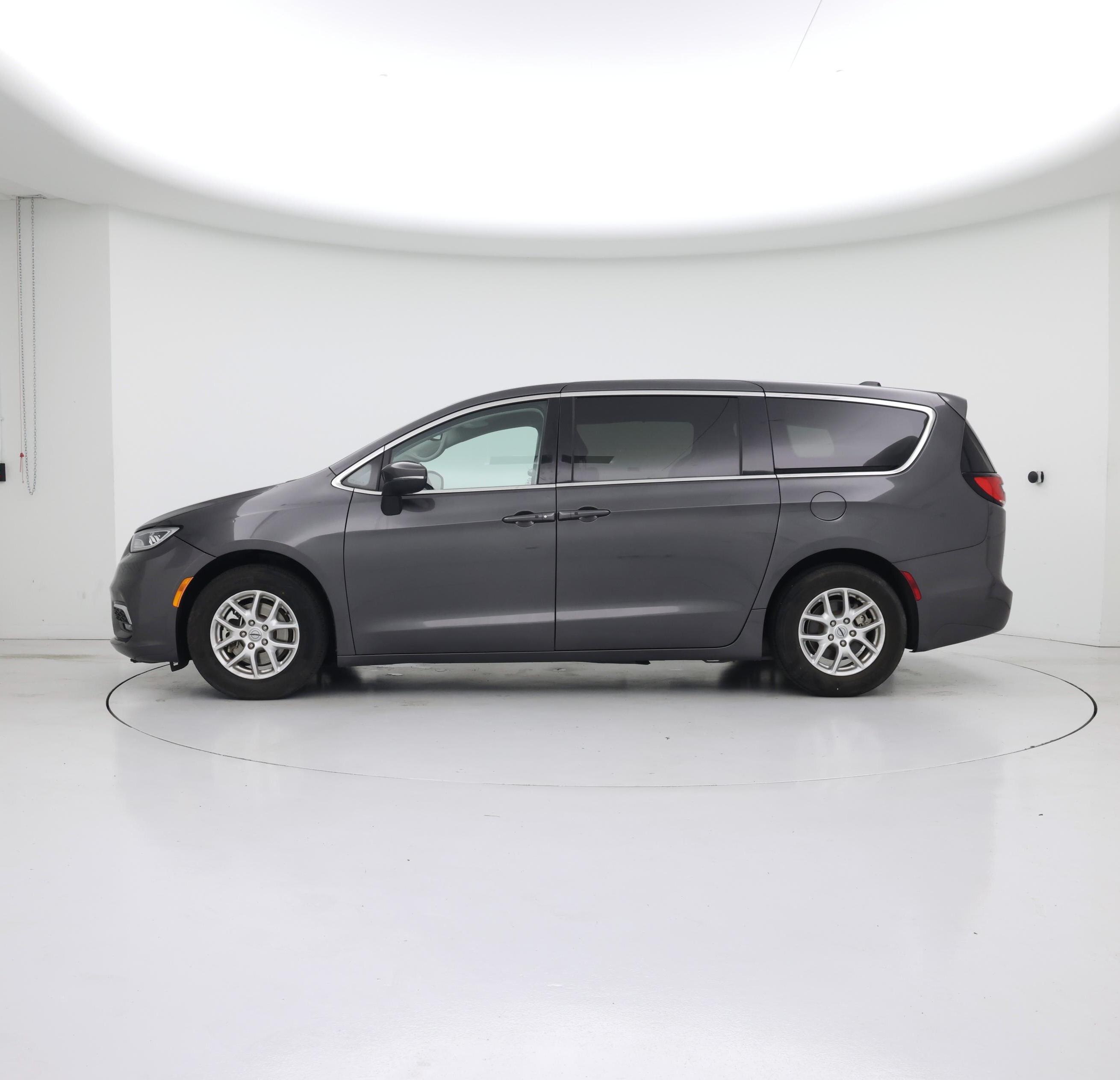 Thumbnail: 2023 Chrysler Pacifica - 3