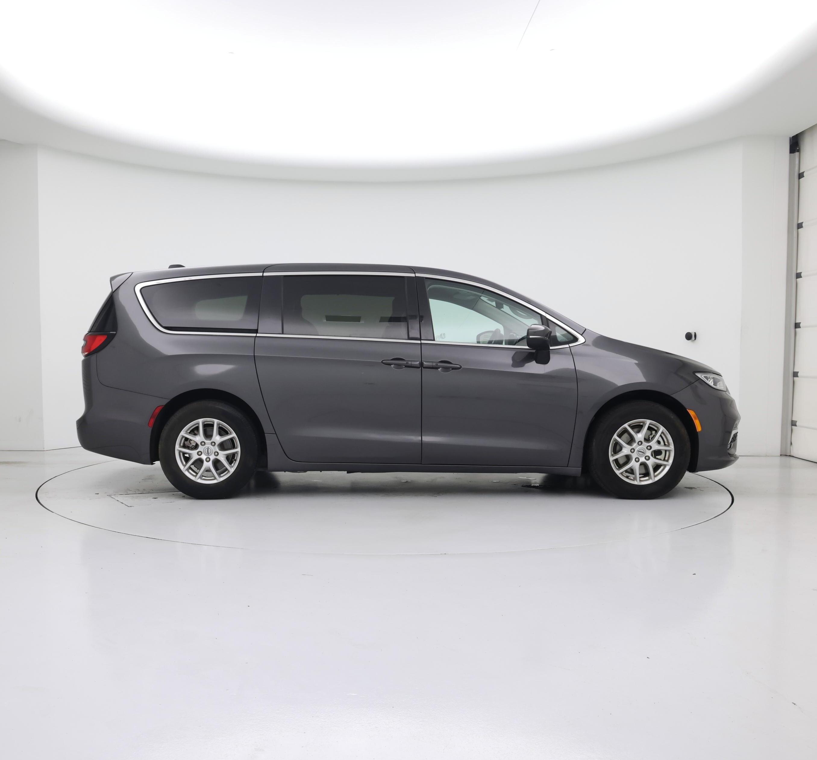 Thumbnail: 2023 Chrysler Pacifica - 7