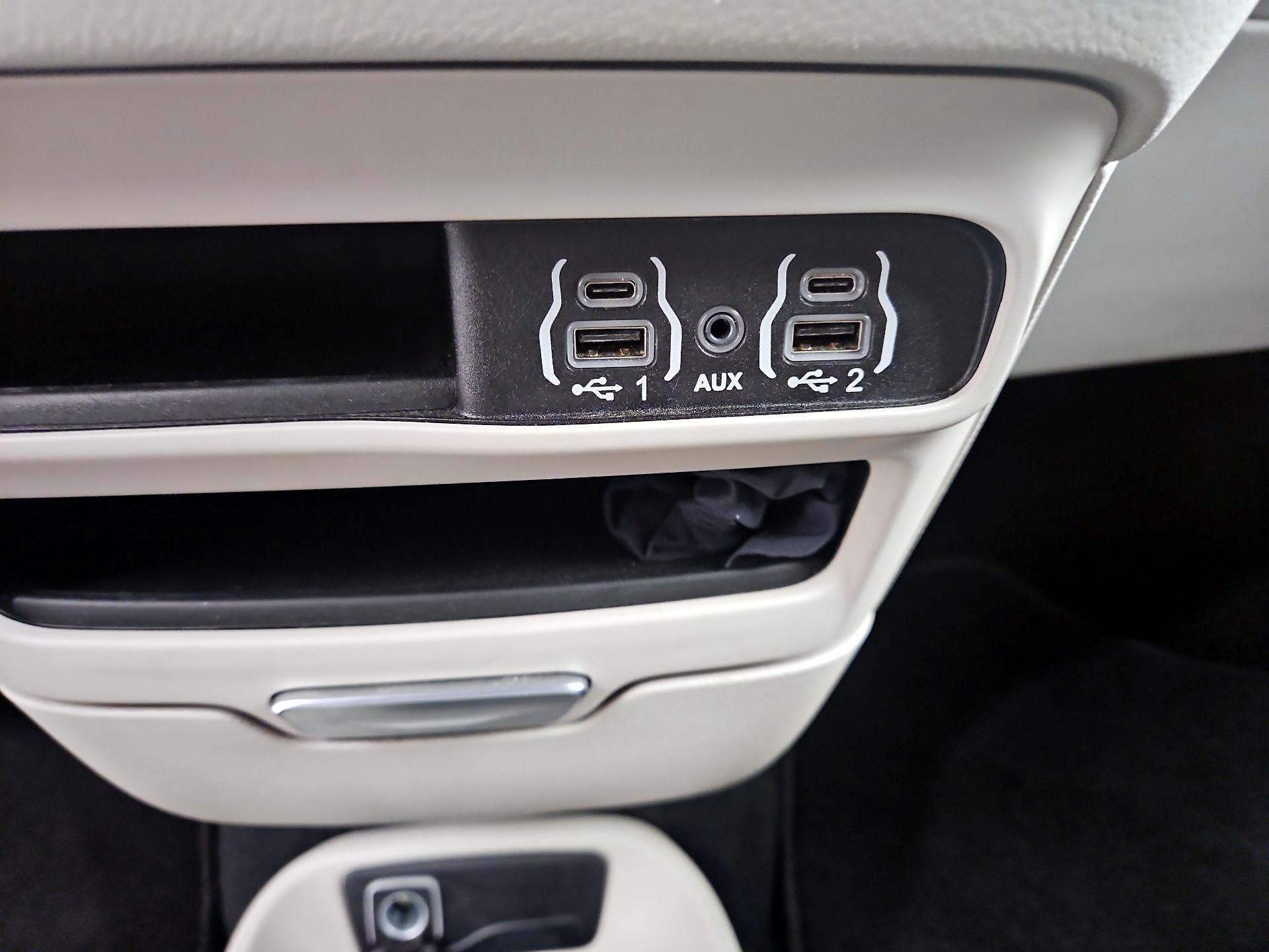 Thumbnail: 2023 Chrysler Pacifica - 18