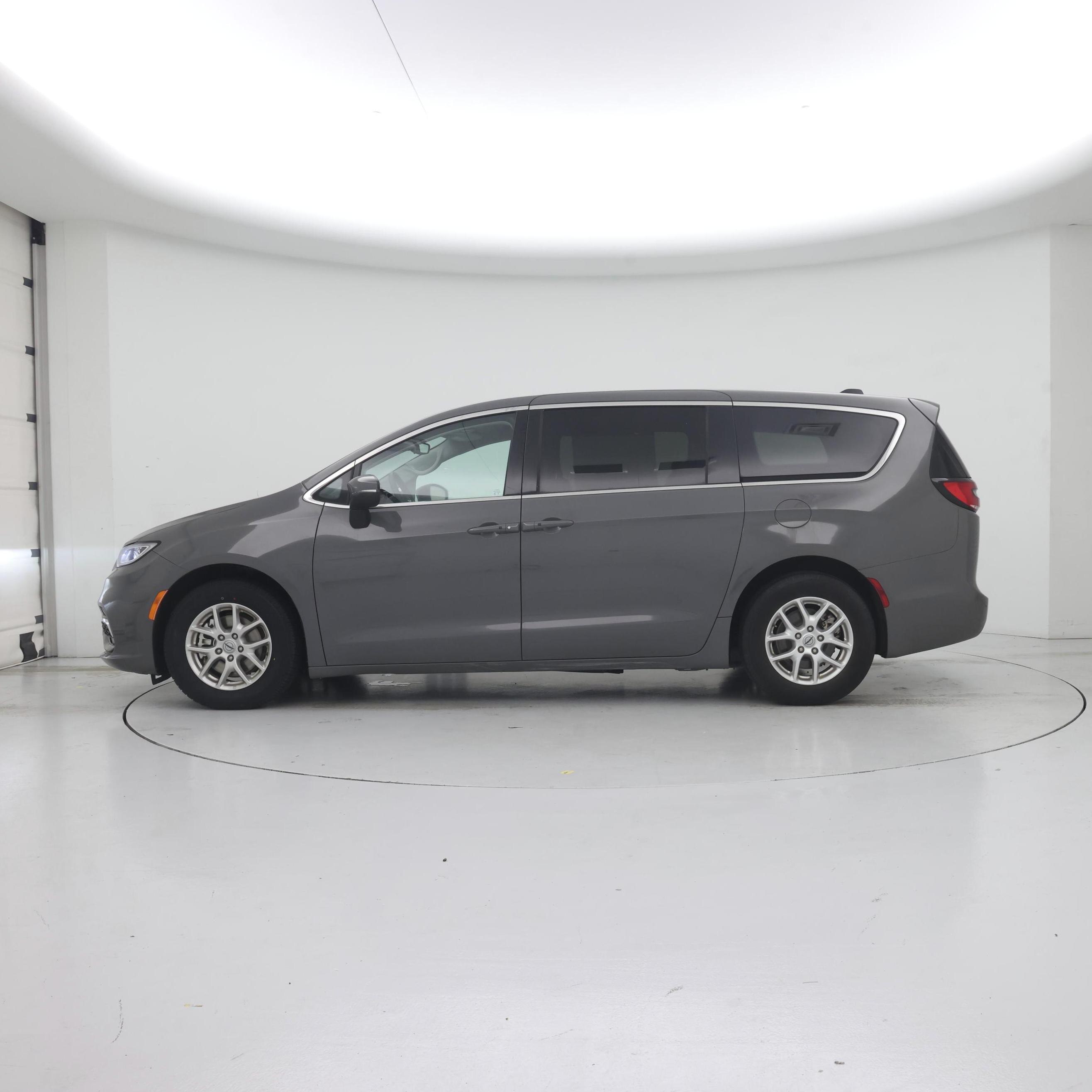 Thumbnail: 2023 Chrysler Pacifica - 3