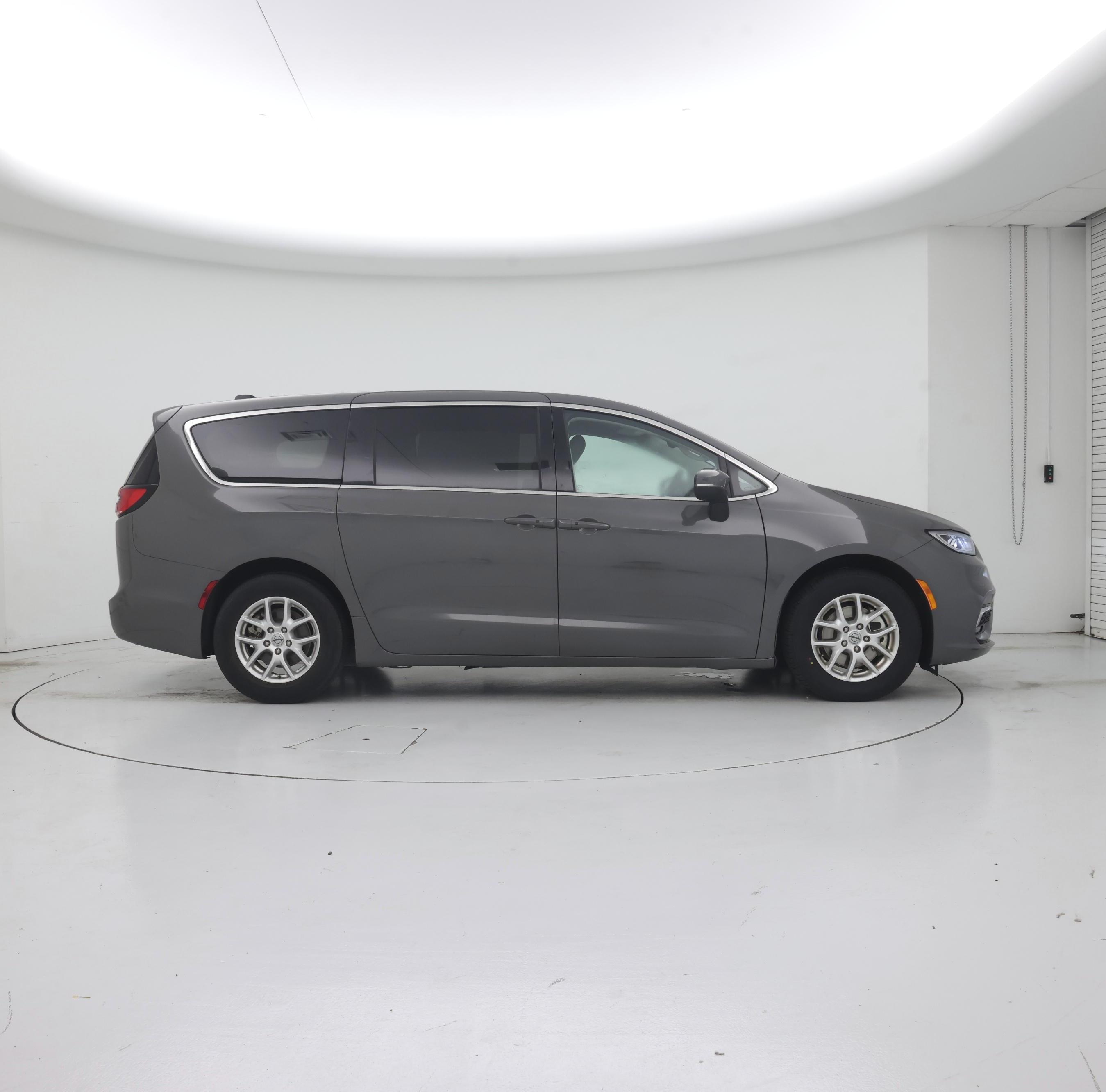 Thumbnail: 2023 Chrysler Pacifica - 7
