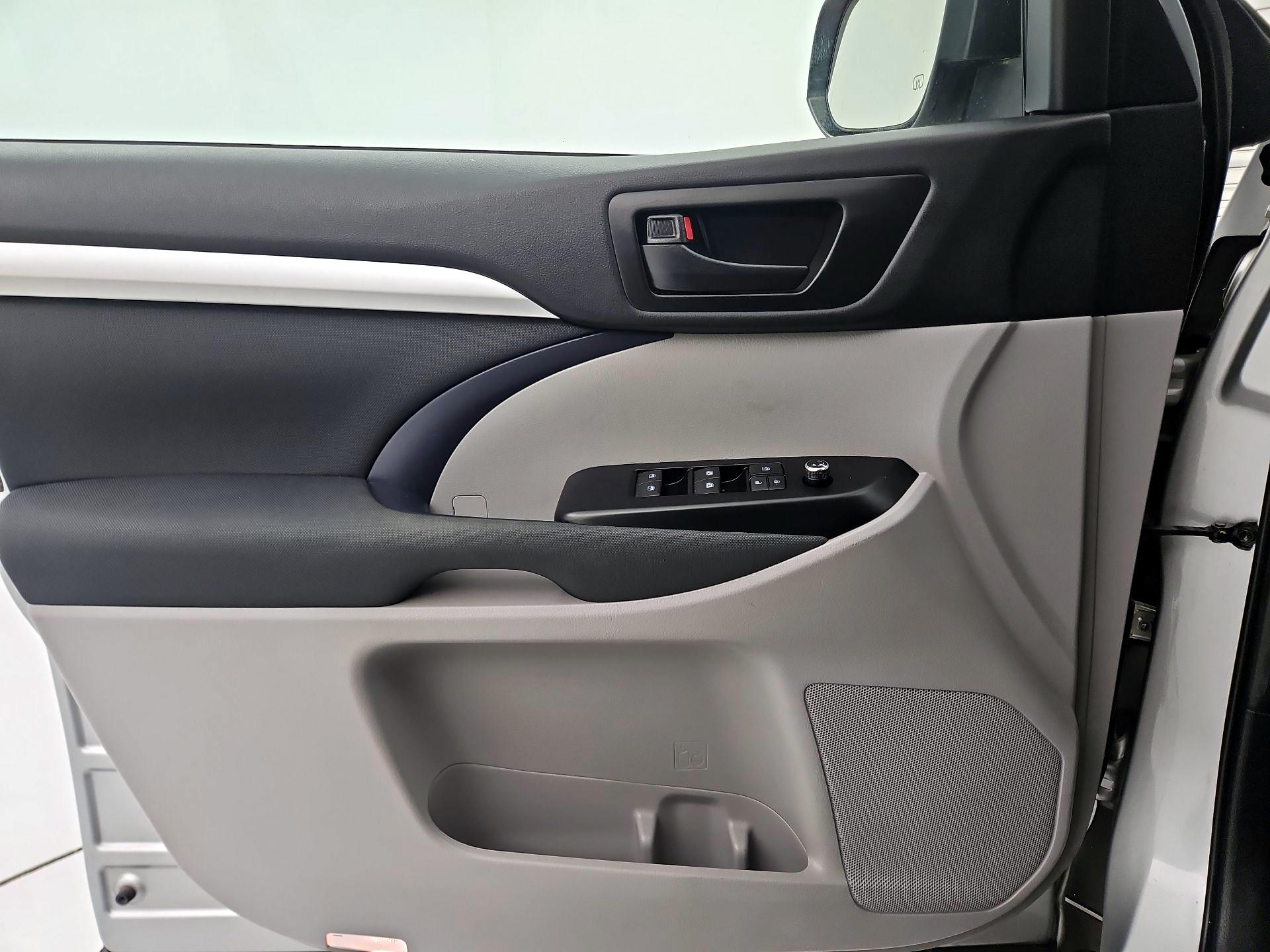 Thumbnail: 2019 Toyota Highlander - 12