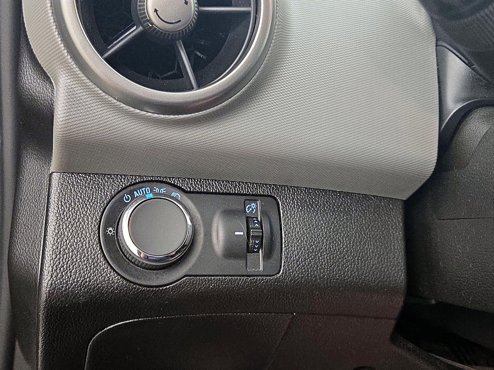 2016 Chevrolet Sonic LT - Photo 14