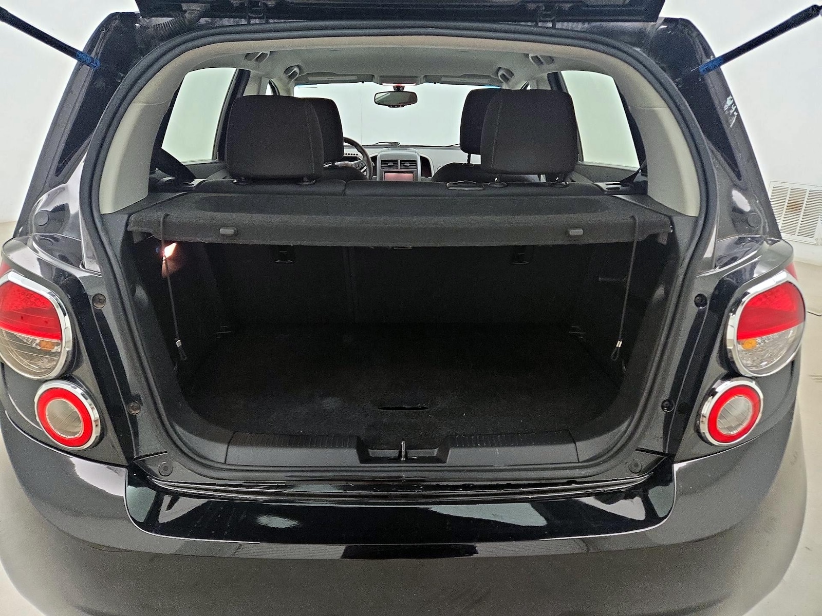2016 Chevrolet Sonic LT - Photo 19