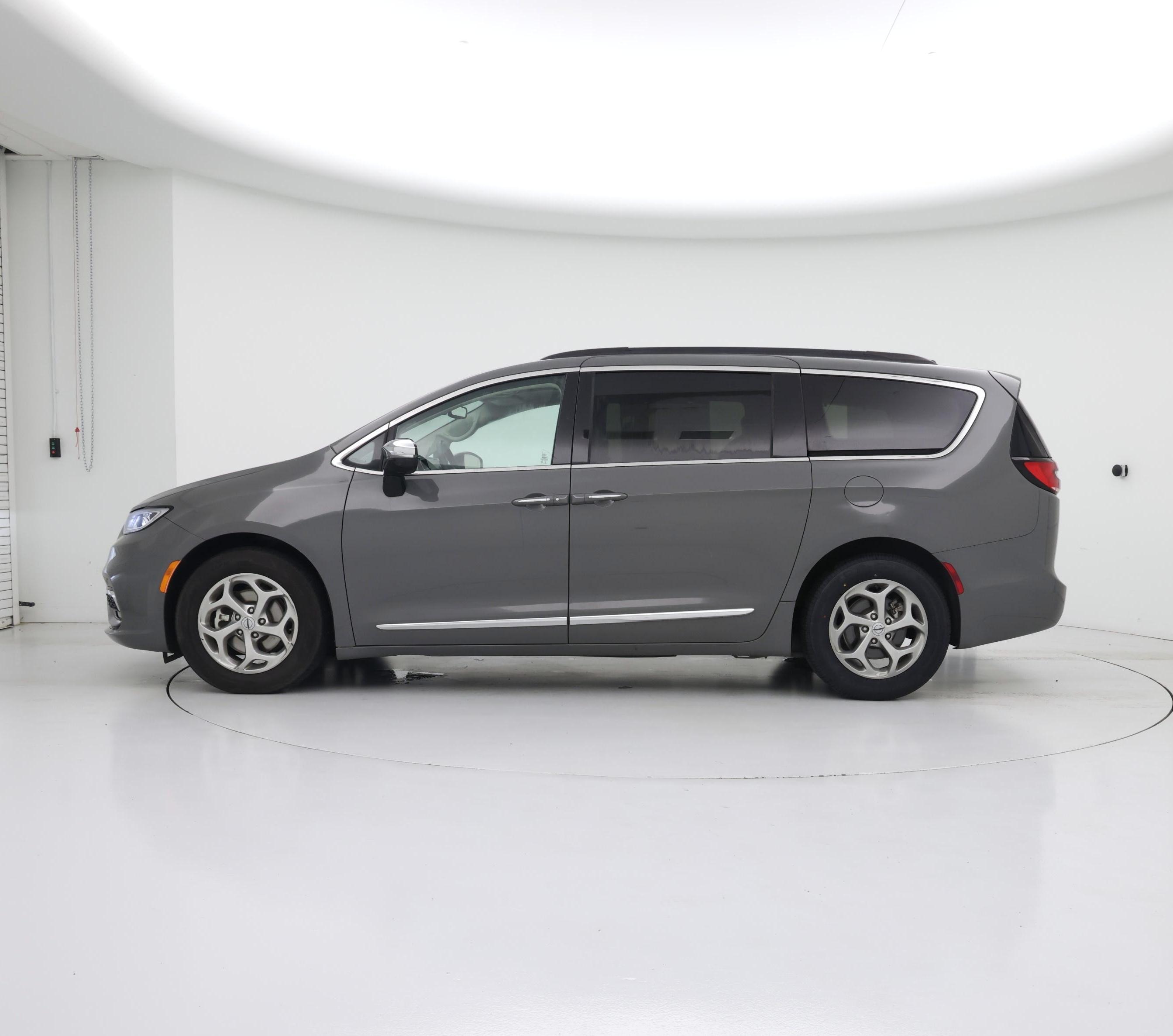 Thumbnail: 2023 Chrysler Pacifica - 3