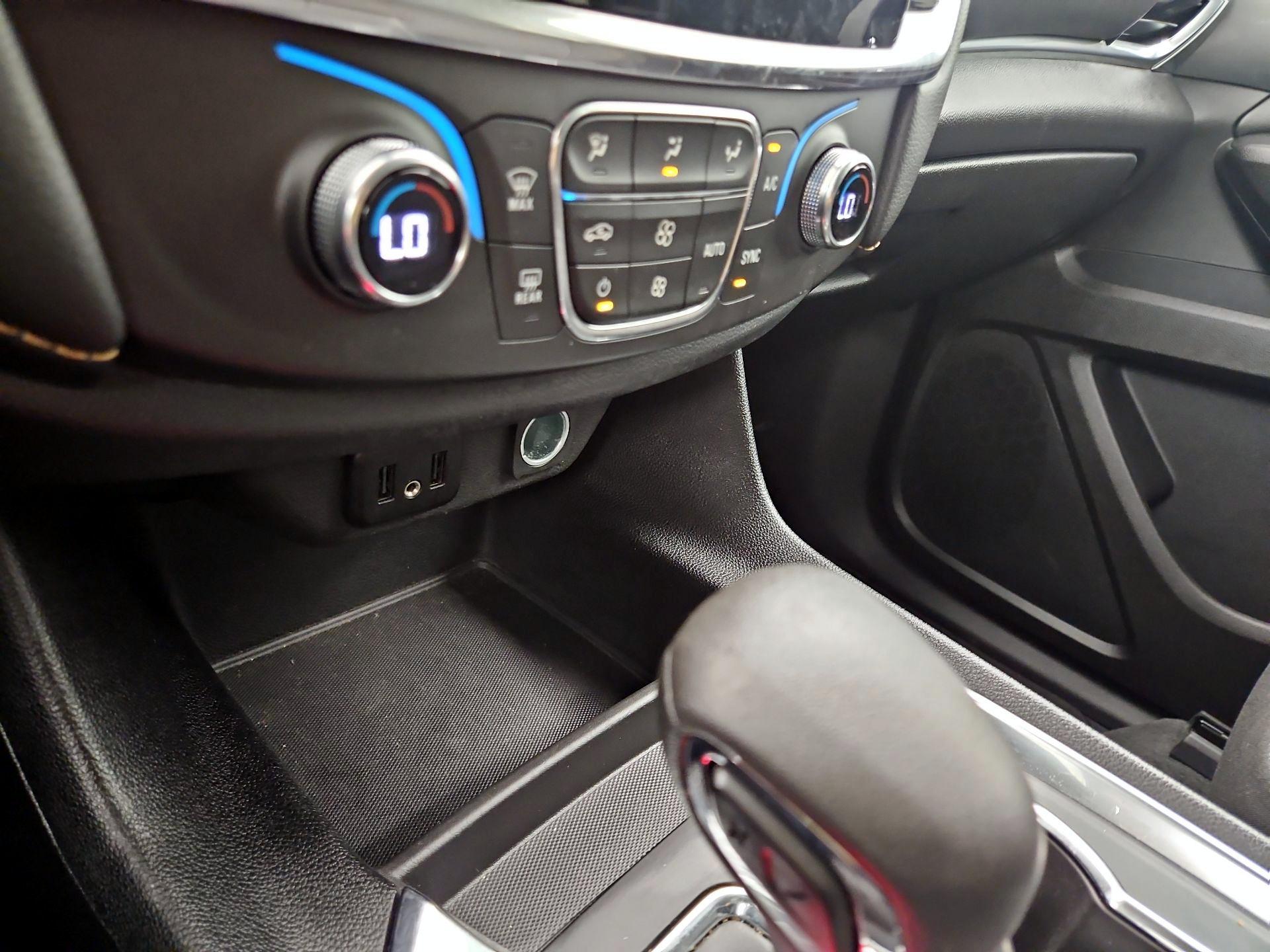 Thumbnail: 2021 Chevrolet Traverse - 14