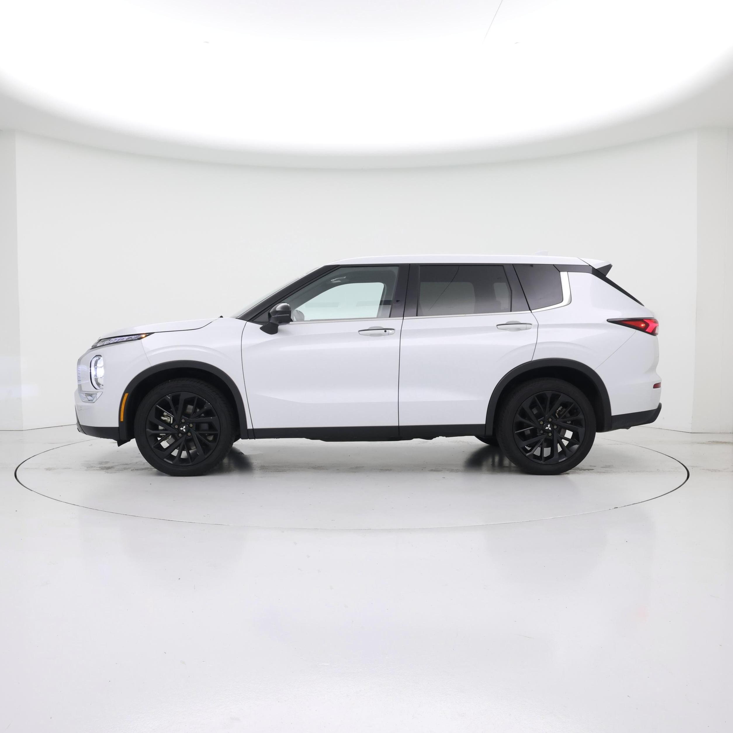 Thumbnail: 2024 Mitsubishi Outlander - 3