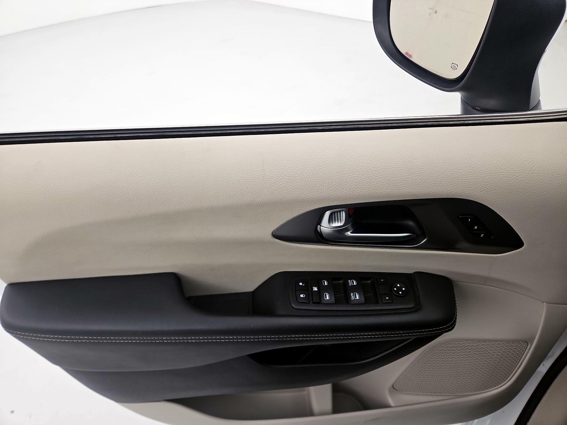 Thumbnail: 2023 Chrysler Pacifica - 12