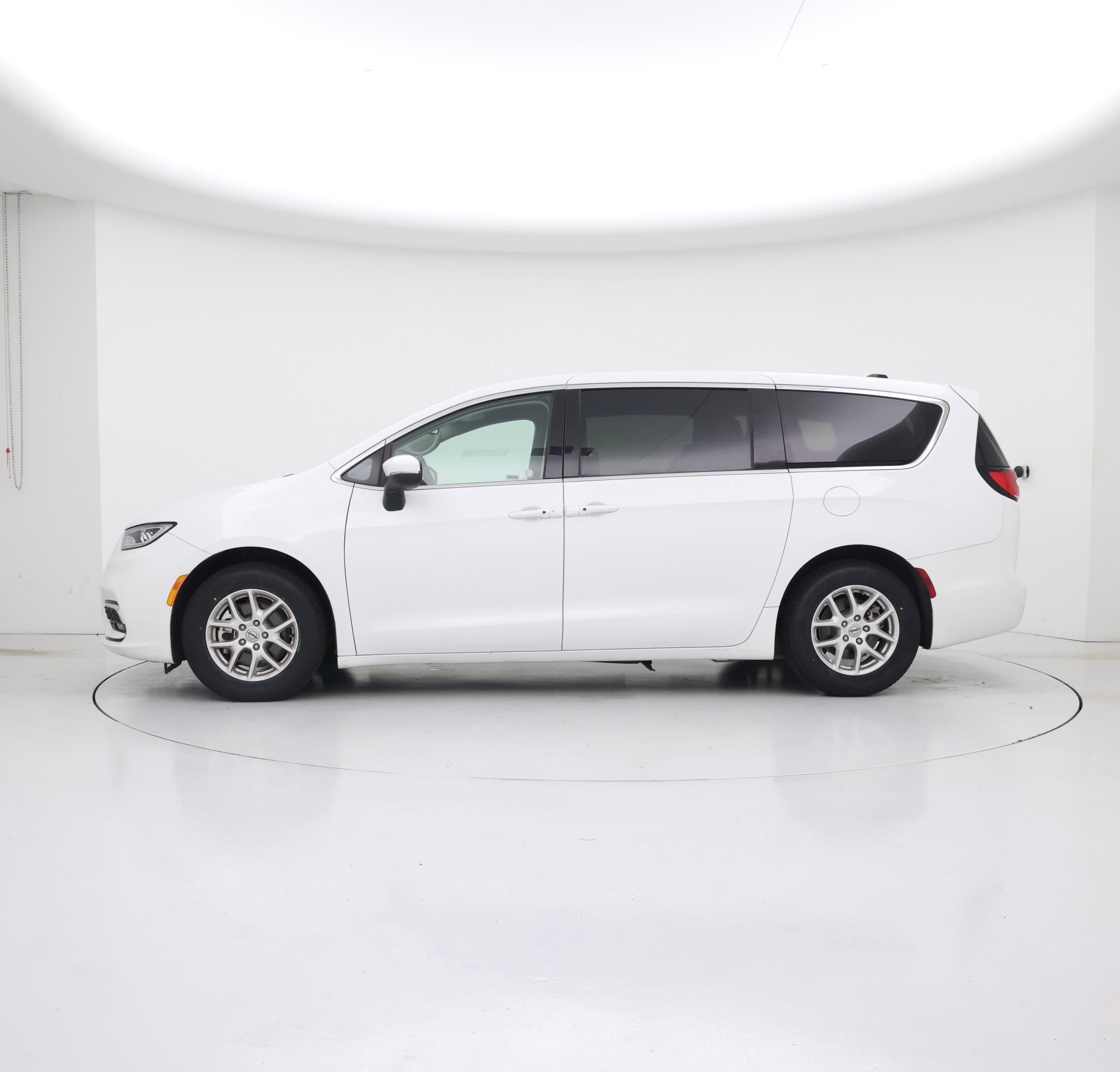 Thumbnail: 2023 Chrysler Pacifica - 3