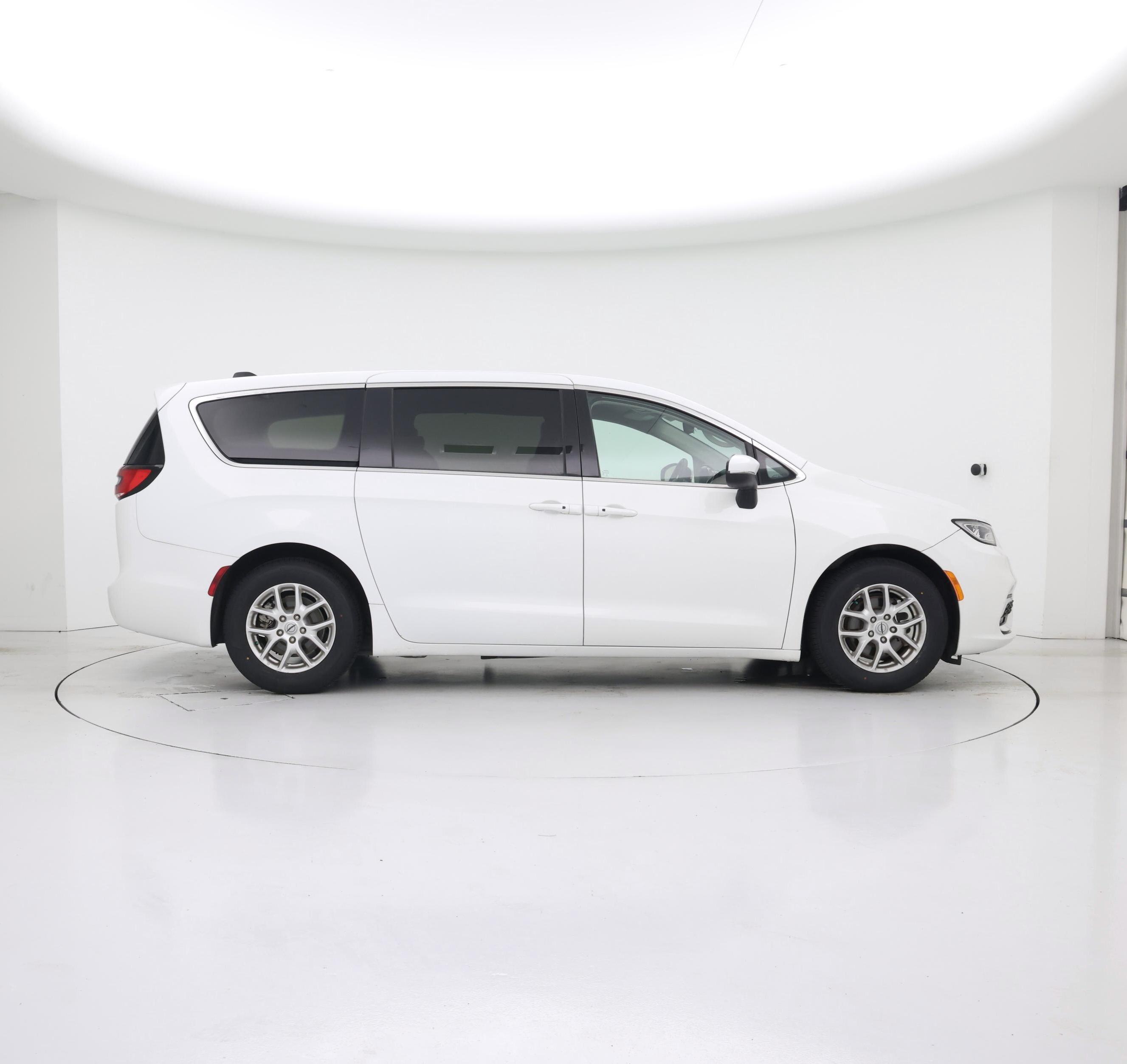 Thumbnail: 2023 Chrysler Pacifica - 7