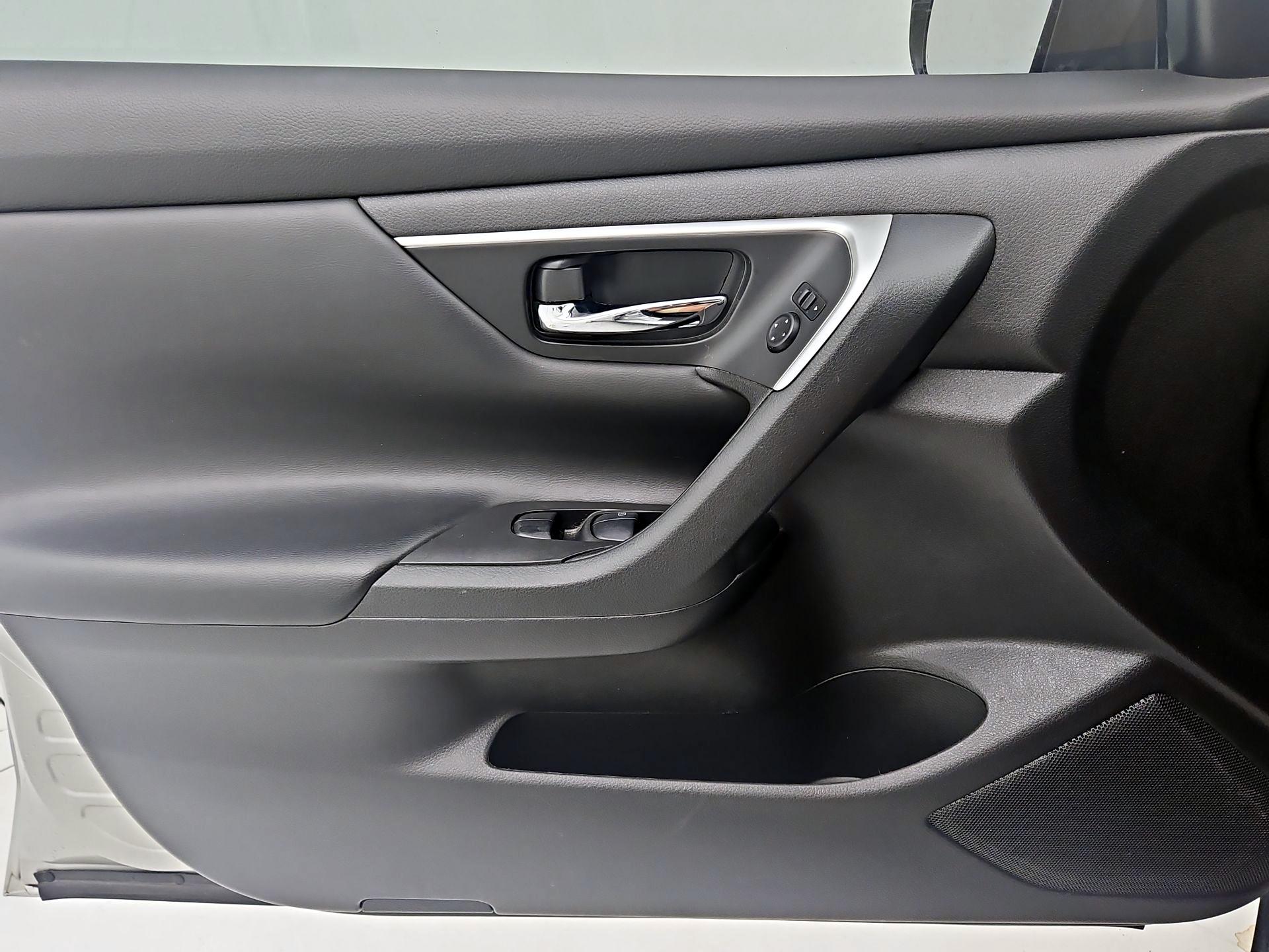 Thumbnail: 2017 Nissan Altima - 12