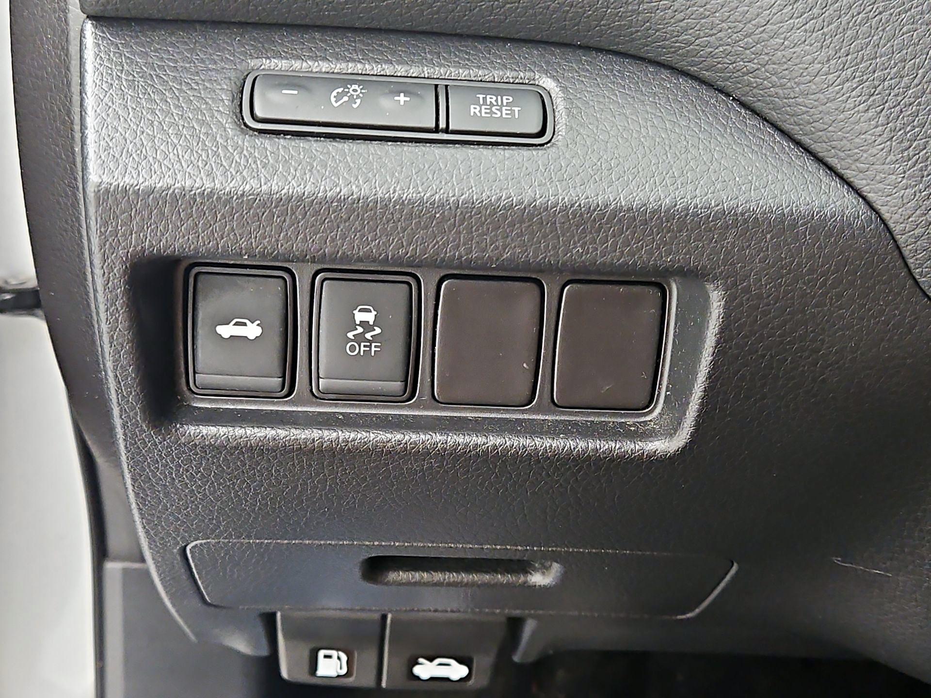 Thumbnail: 2017 Nissan Altima - 13