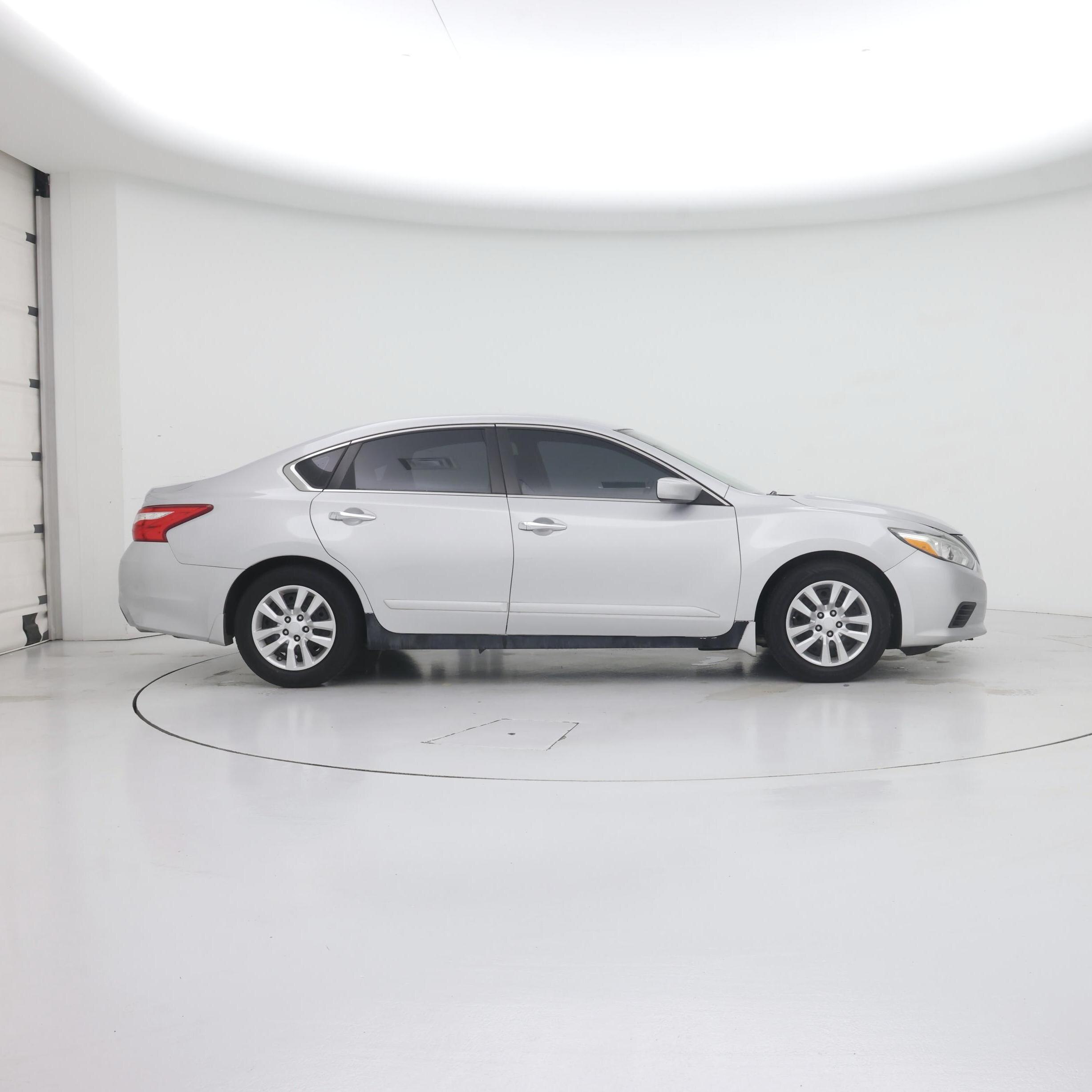 Thumbnail: 2017 Nissan Altima - 7