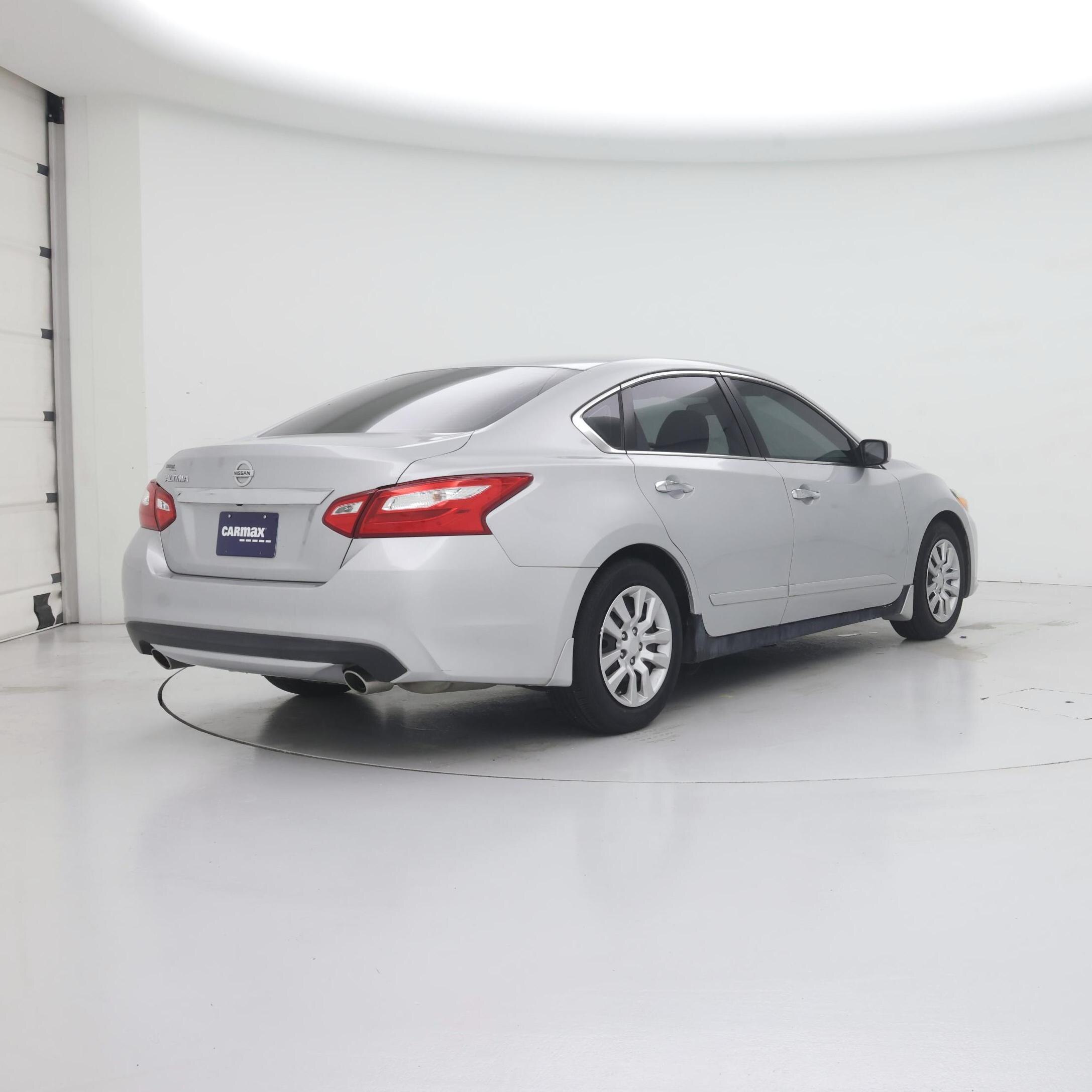 Thumbnail: 2017 Nissan Altima - 8