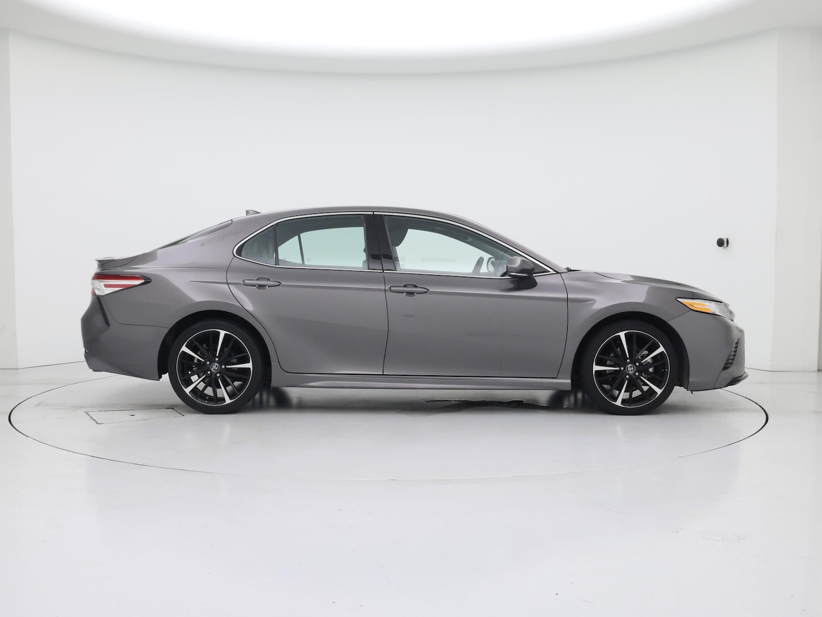 2020 Toyota Camry XSE - Photo 8