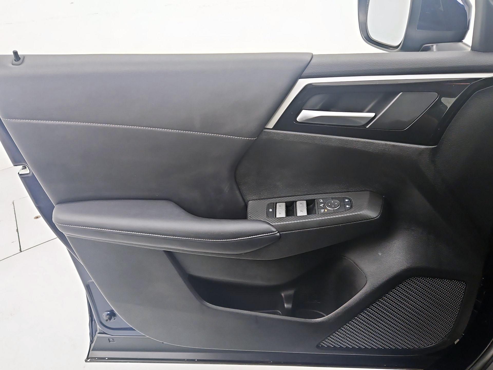 Thumbnail: 2024 Mitsubishi Outlander - 12