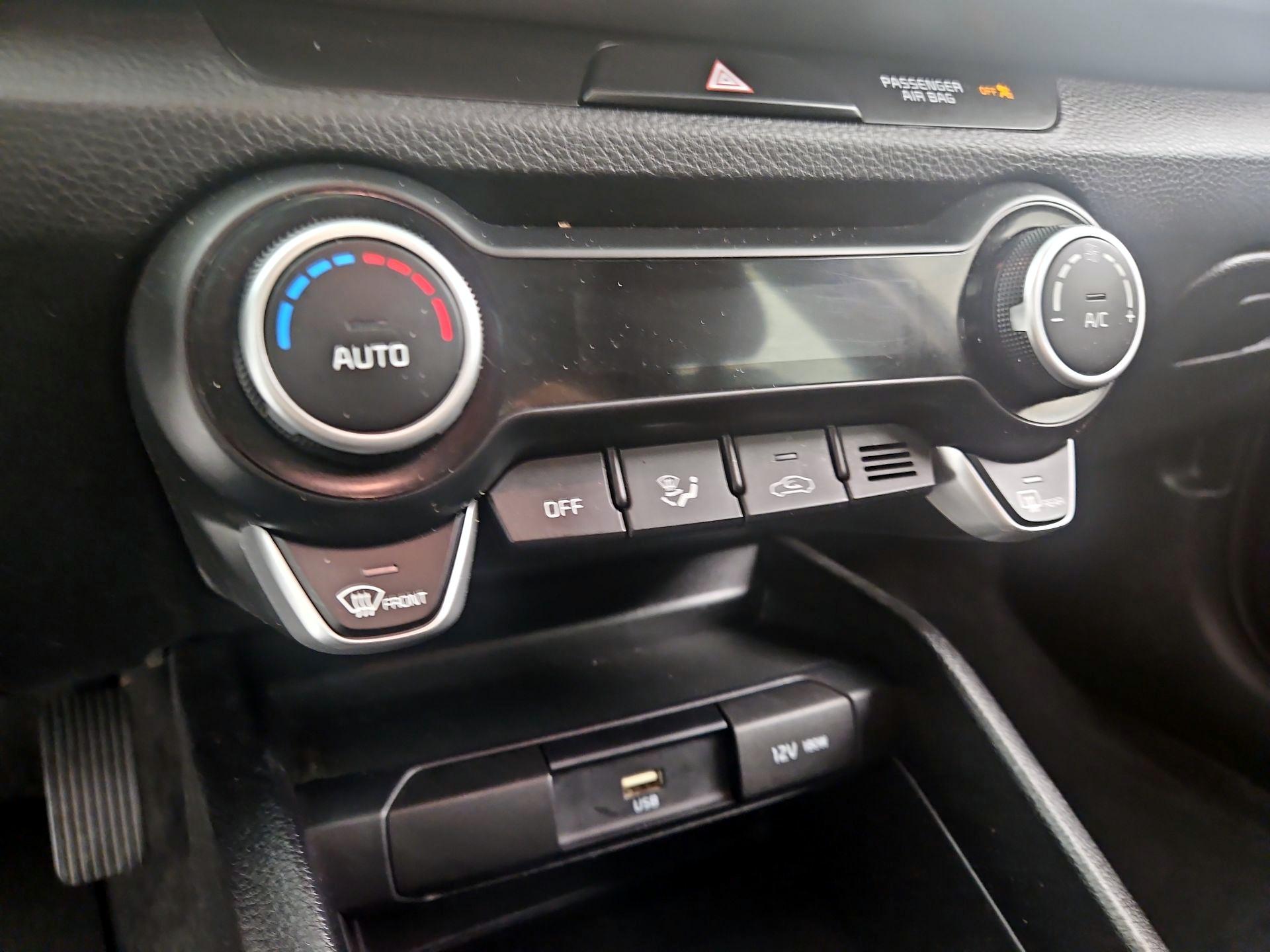 Thumbnail: 2022 Kia Rio - 16