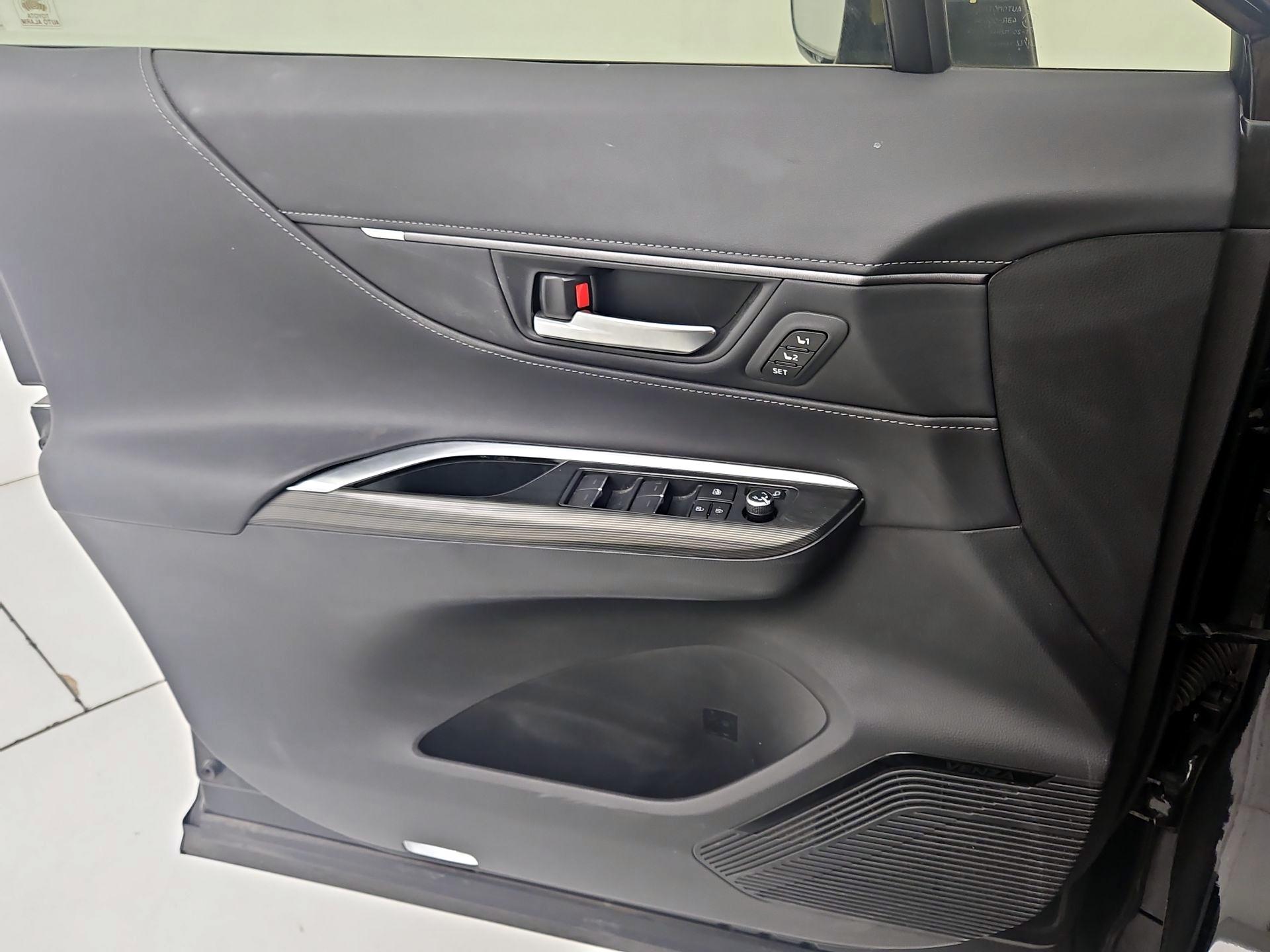 Thumbnail: 2021 Toyota Venza - 12