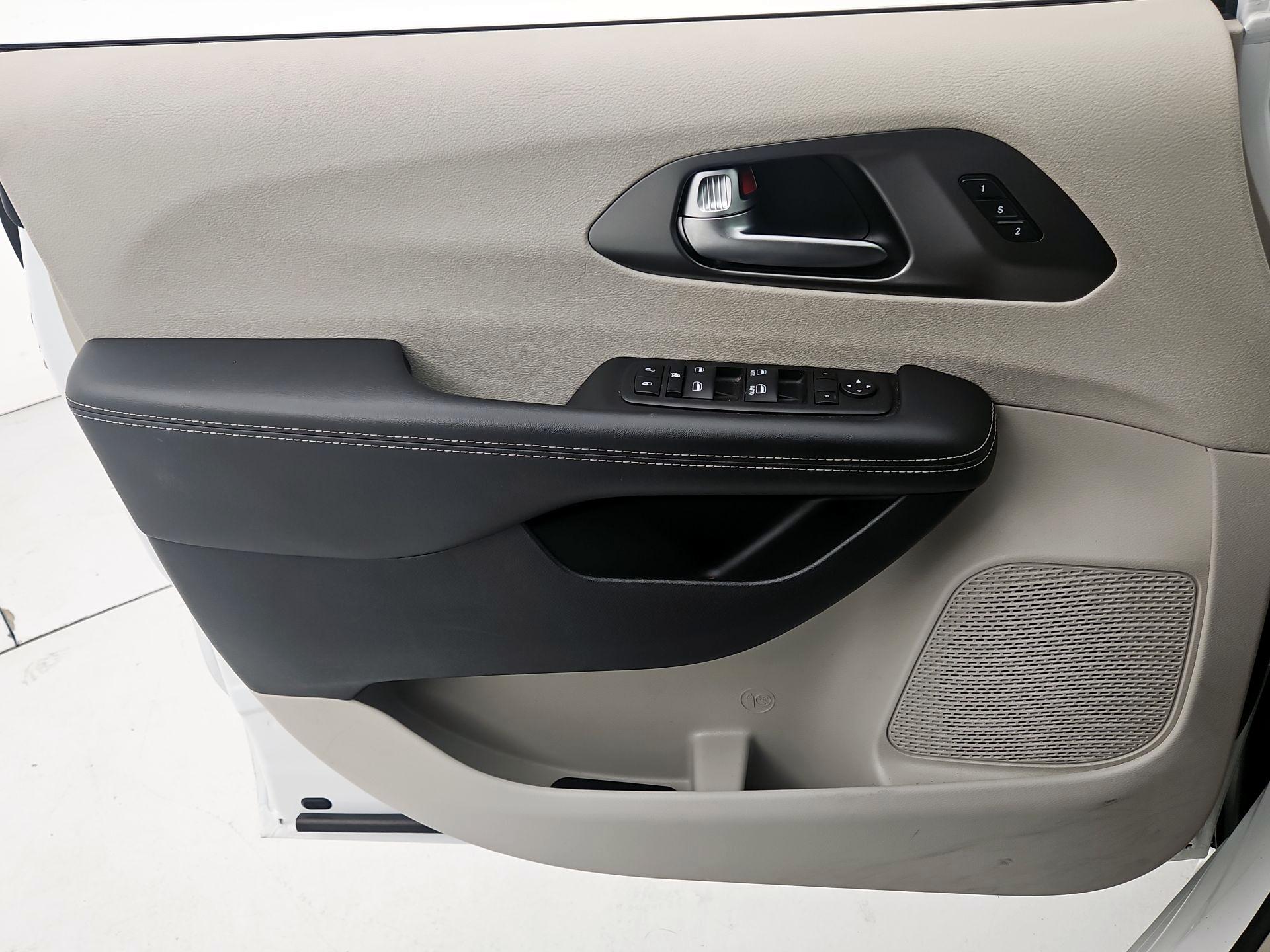Thumbnail: 2023 Chrysler Pacifica - 12